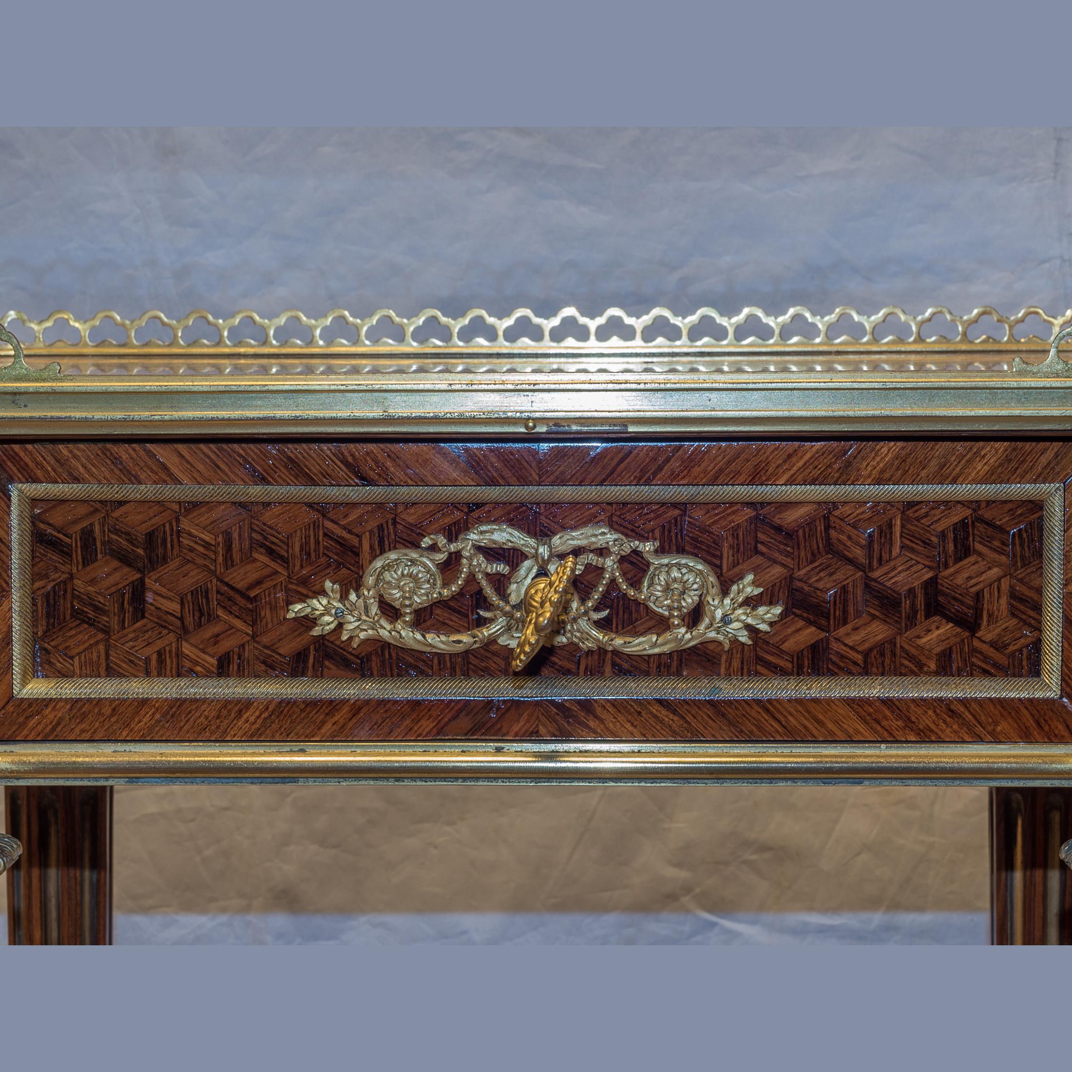 Table d'appoint en acajou de style Louis XVI par Zwiener en vente 2