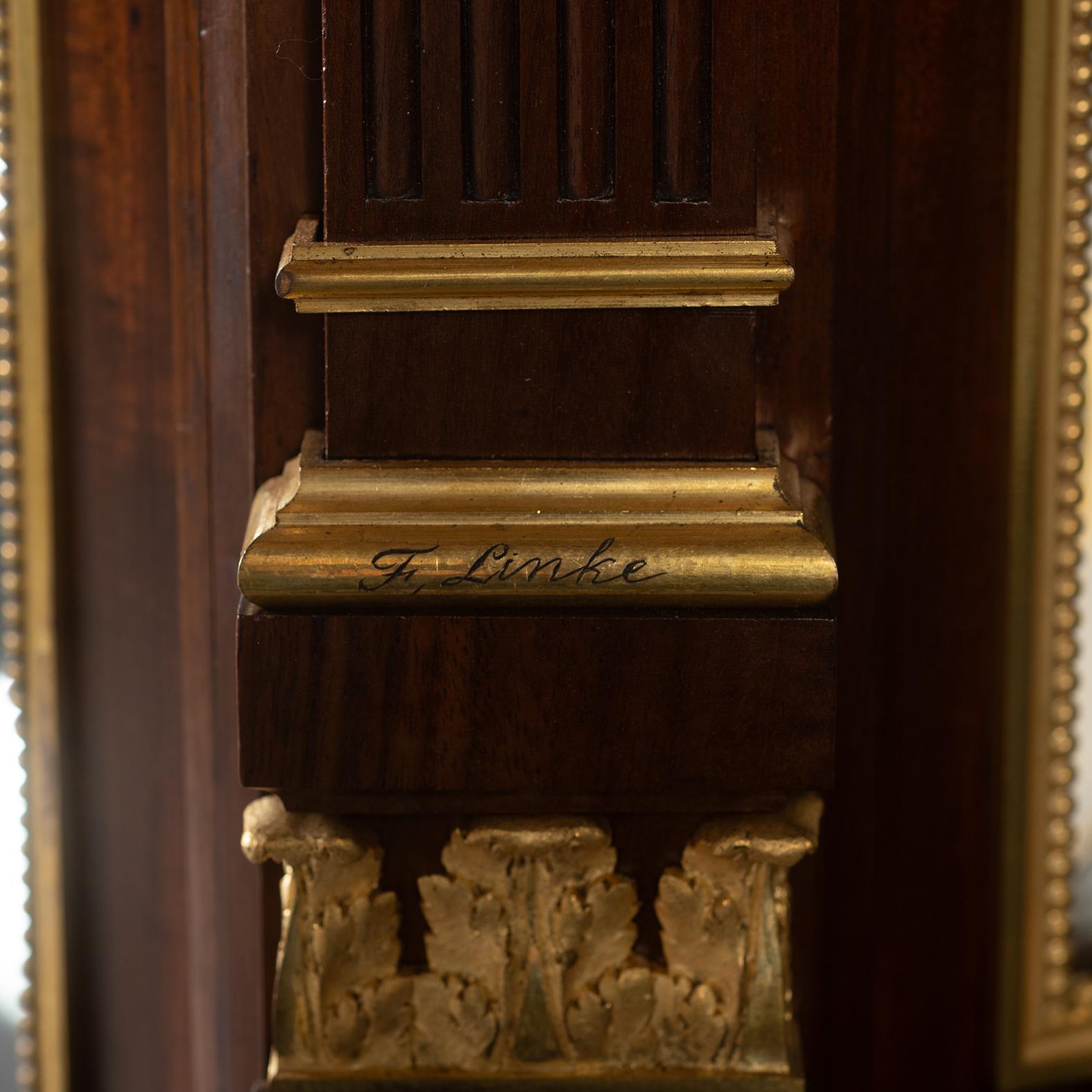 Francese Cabinet Vitrine in mogano in stile Luigi XVI di François Linke. Parigi. in vendita