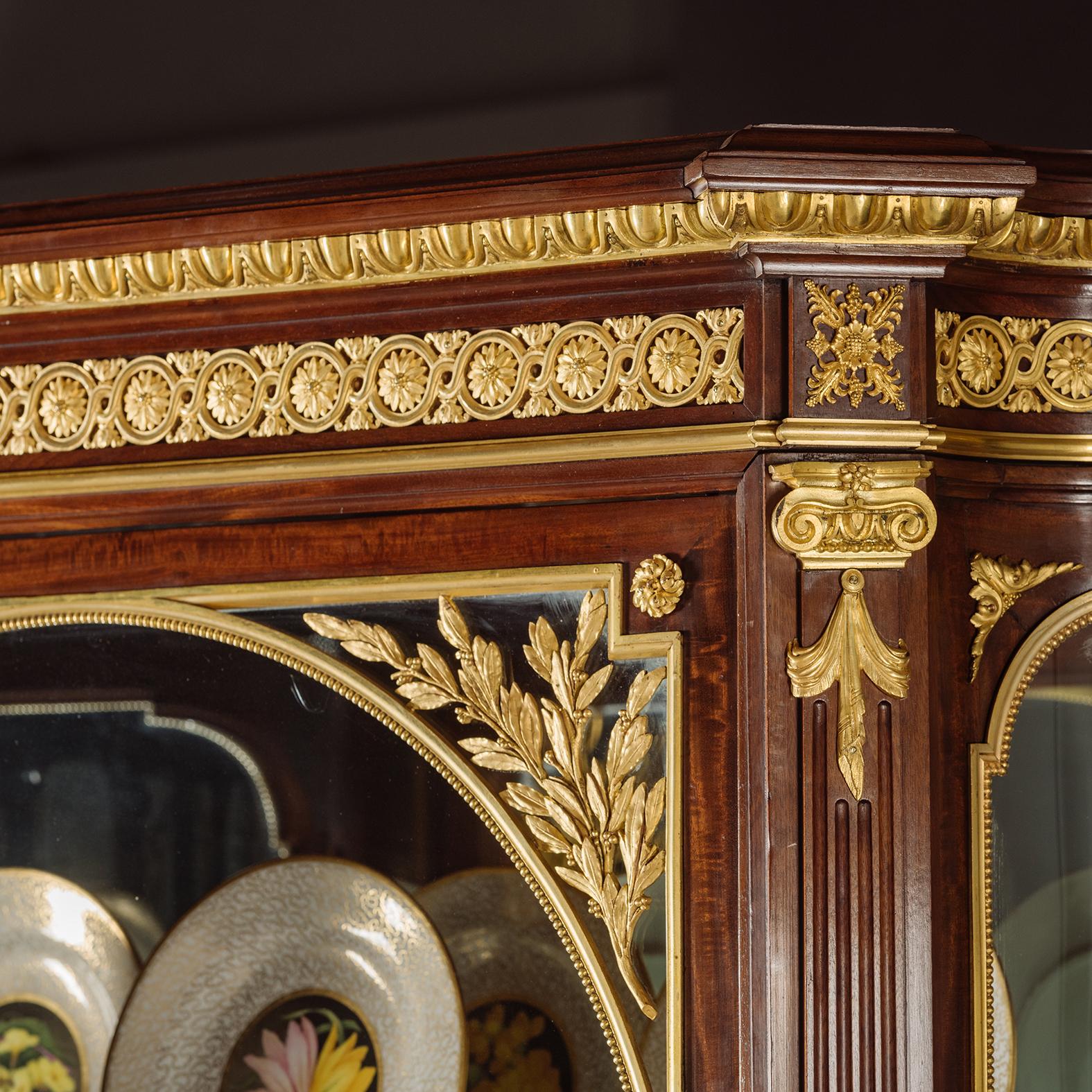 Cabinet Vitrine in mogano in stile Luigi XVI di François Linke. Parigi. In condizioni buone in vendita a Brighton, West Sussex