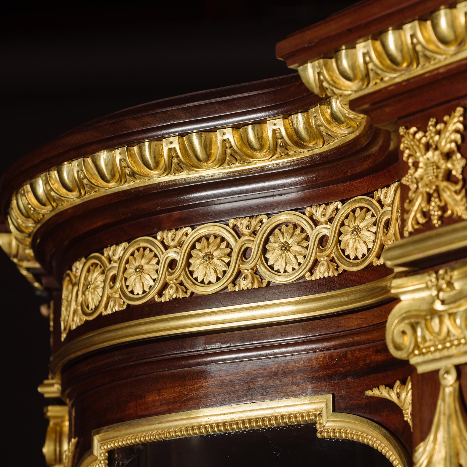 XIX secolo Cabinet Vitrine in mogano in stile Luigi XVI di François Linke. Parigi. in vendita