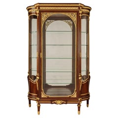Vitrina de caoba estilo Luis XVI de François Linke. París.
