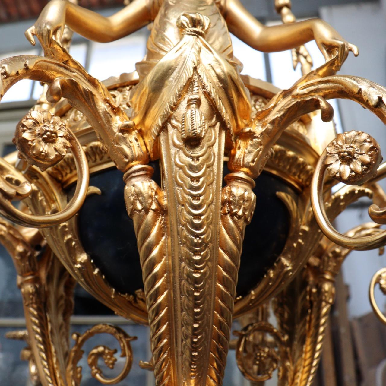 Lustre à 6 lumières de style Louis XVI en bronze doré et patiné «aux Termes » en vente 4