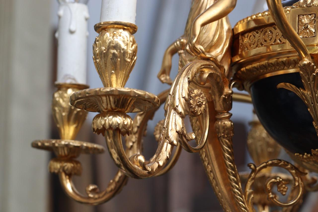 Lustre à 6 lumières de style Louis XVI en bronze doré et patiné «aux Termes » en vente 5