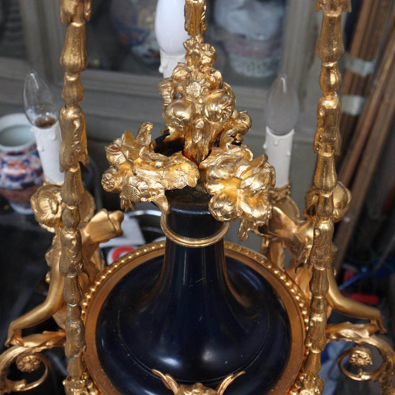 Lustre à 6 lumières de style Louis XVI en bronze doré et patiné «aux Termes » en vente 10