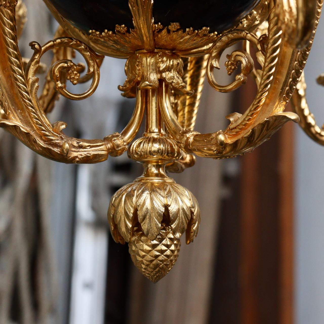 Lustre à 6 lumières de style Louis XVI en bronze doré et patiné «aux Termes » en vente 11
