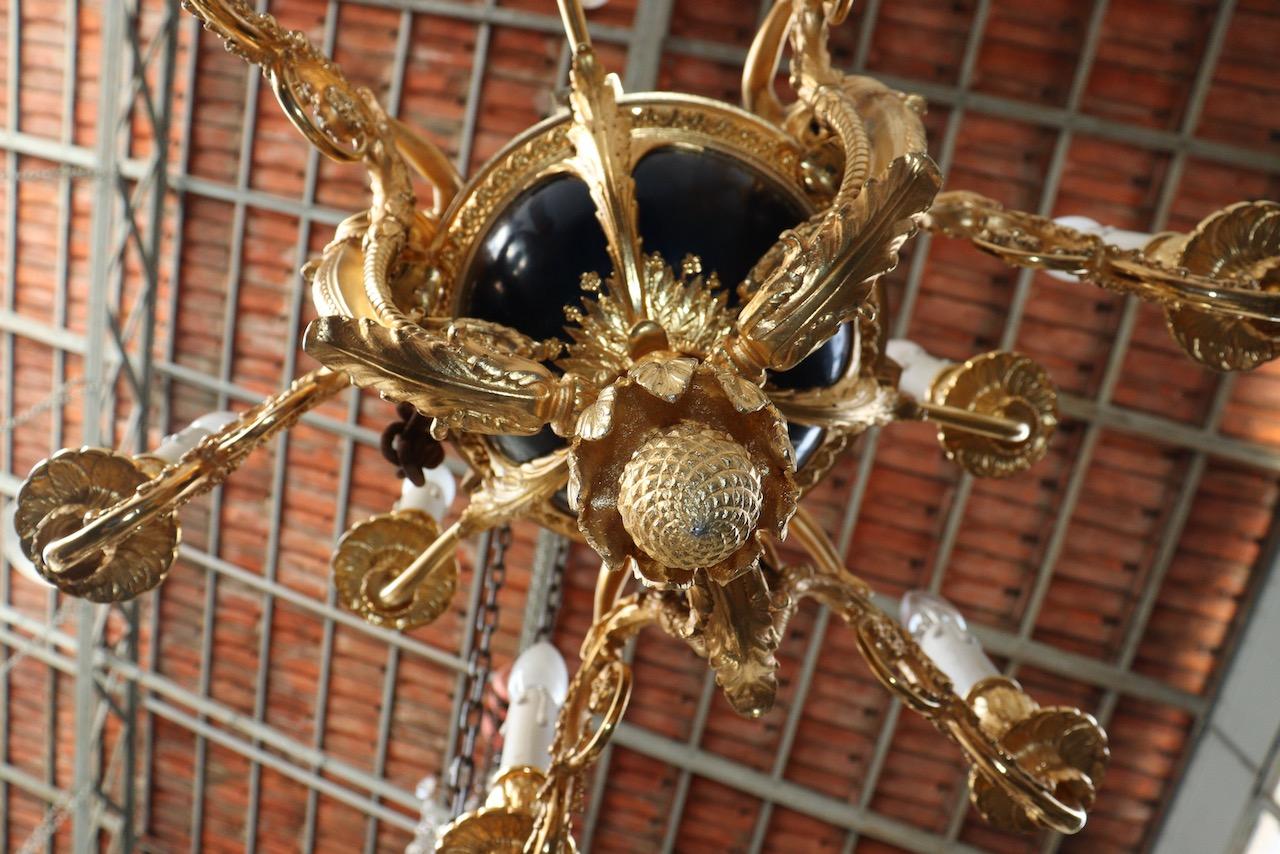 Lustre à 6 lumières de style Louis XVI en bronze doré et patiné «aux Termes » en vente 12