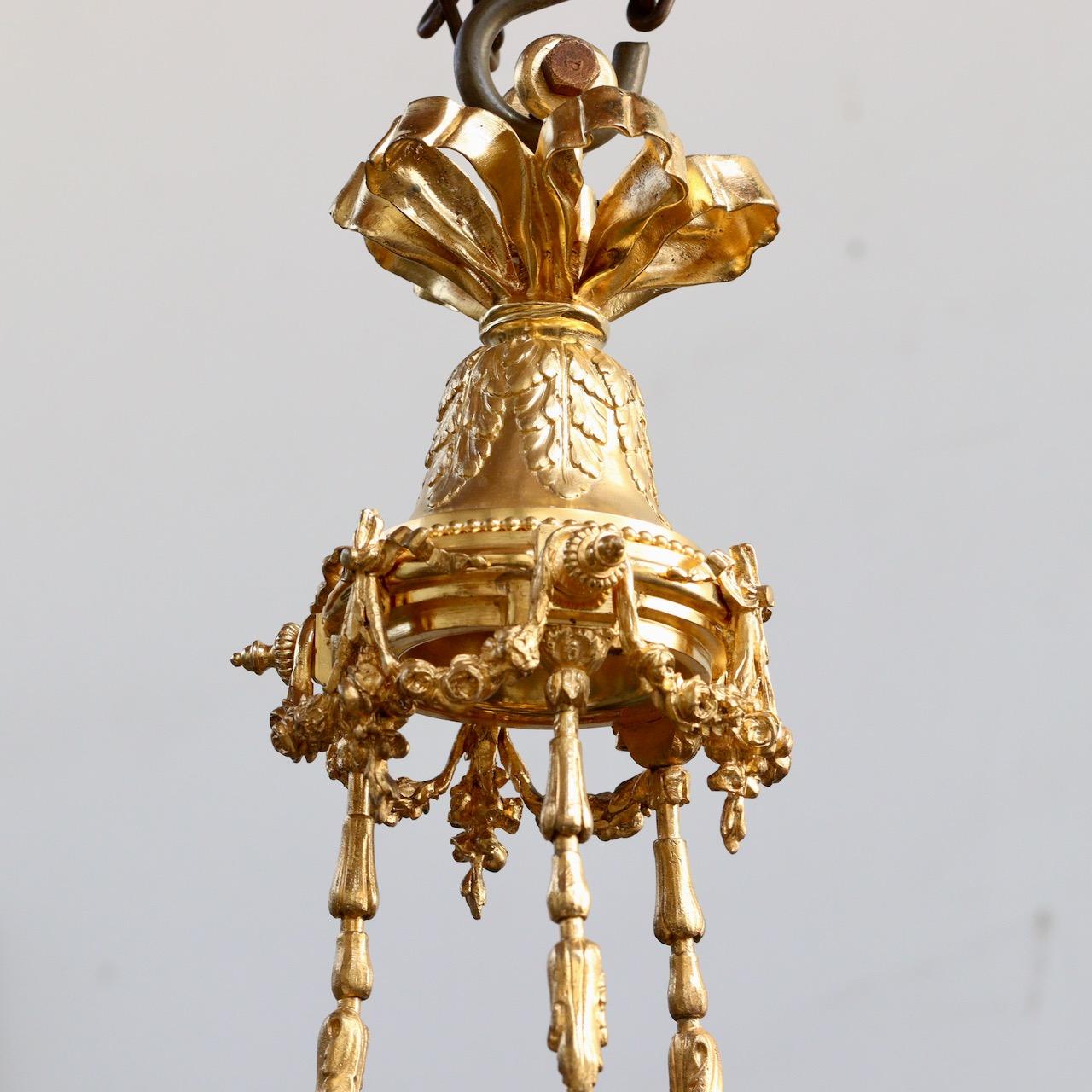Français Lustre à 6 lumières de style Louis XVI en bronze doré et patiné «aux Termes » en vente