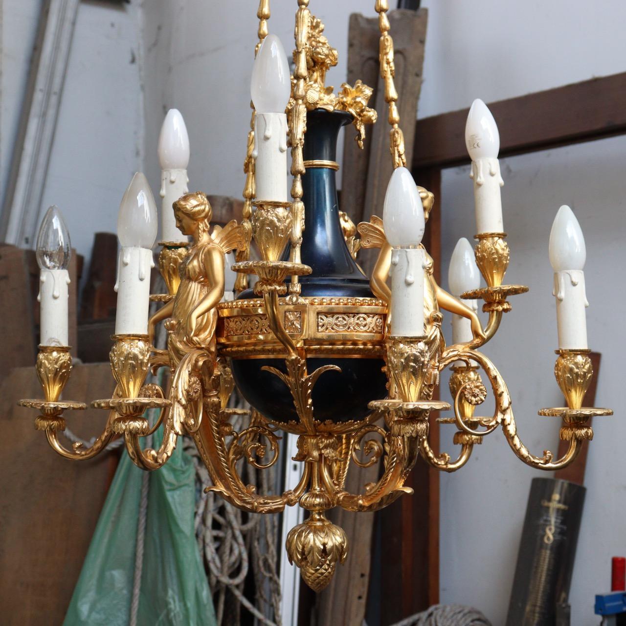 Doré Lustre à 6 lumières de style Louis XVI en bronze doré et patiné «aux Termes » en vente