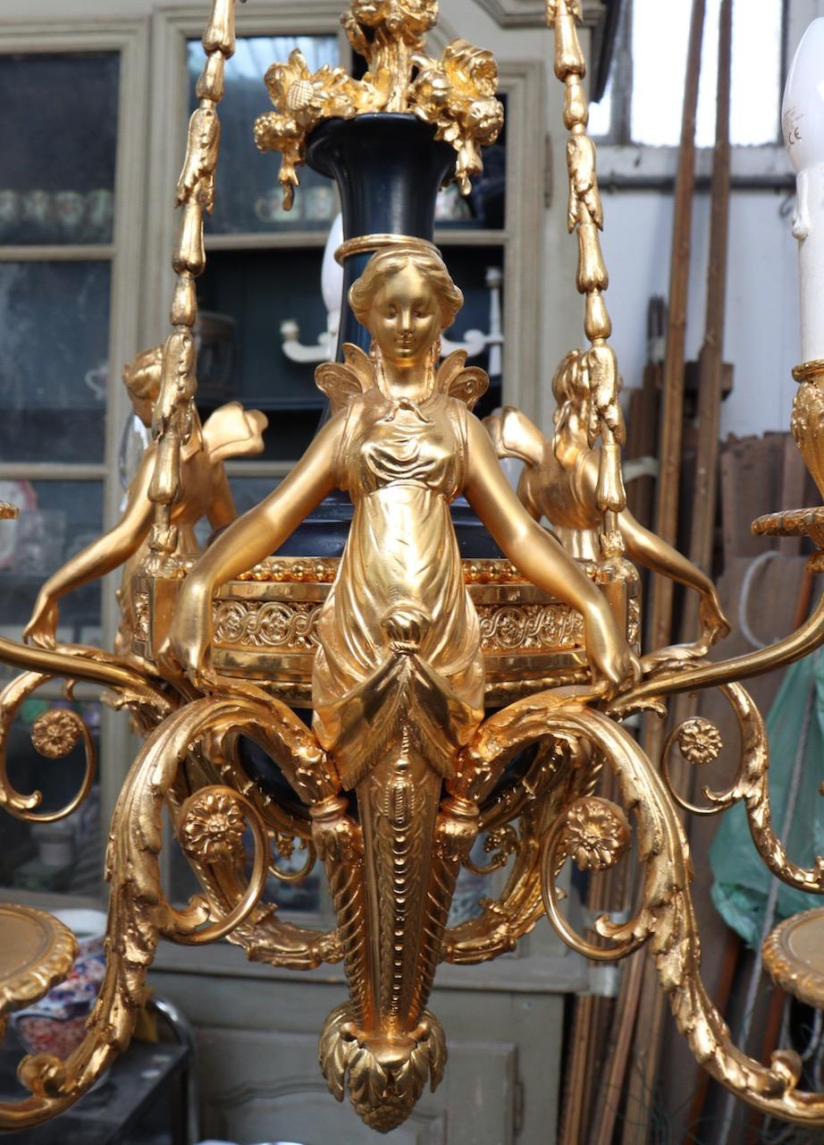 Fin du XIXe siècle Lustre à 6 lumières de style Louis XVI en bronze doré et patiné «aux Termes » en vente