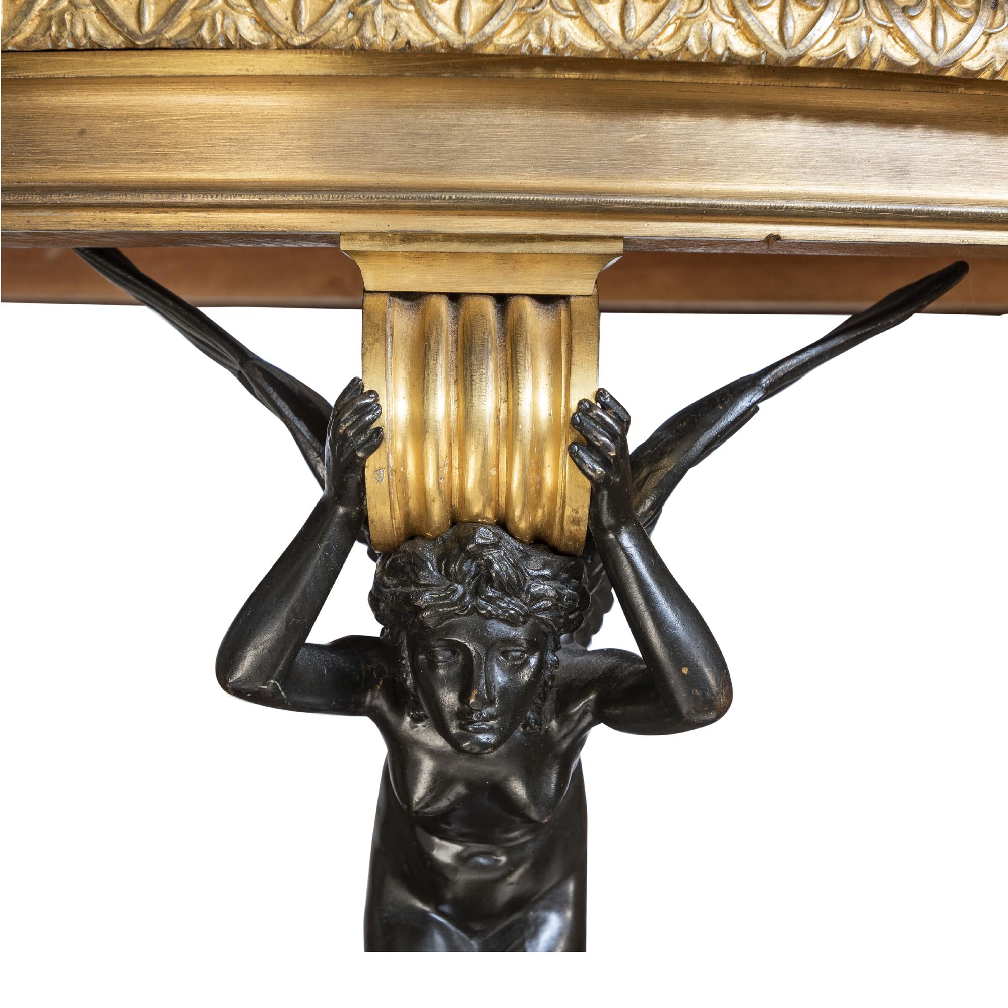 Ein Gueridon aus Mahagoni und Amboyna in Ormolu und patinierter Bronze im Louis XVI-Stil, nach dem Modell von Fontainebleau, Ende des 19. Jahrhunderts. Die kreisförmige Platte aus Vert-Maurin-Marmor mit Palmettenrand, gestützt auf verschnörkelte