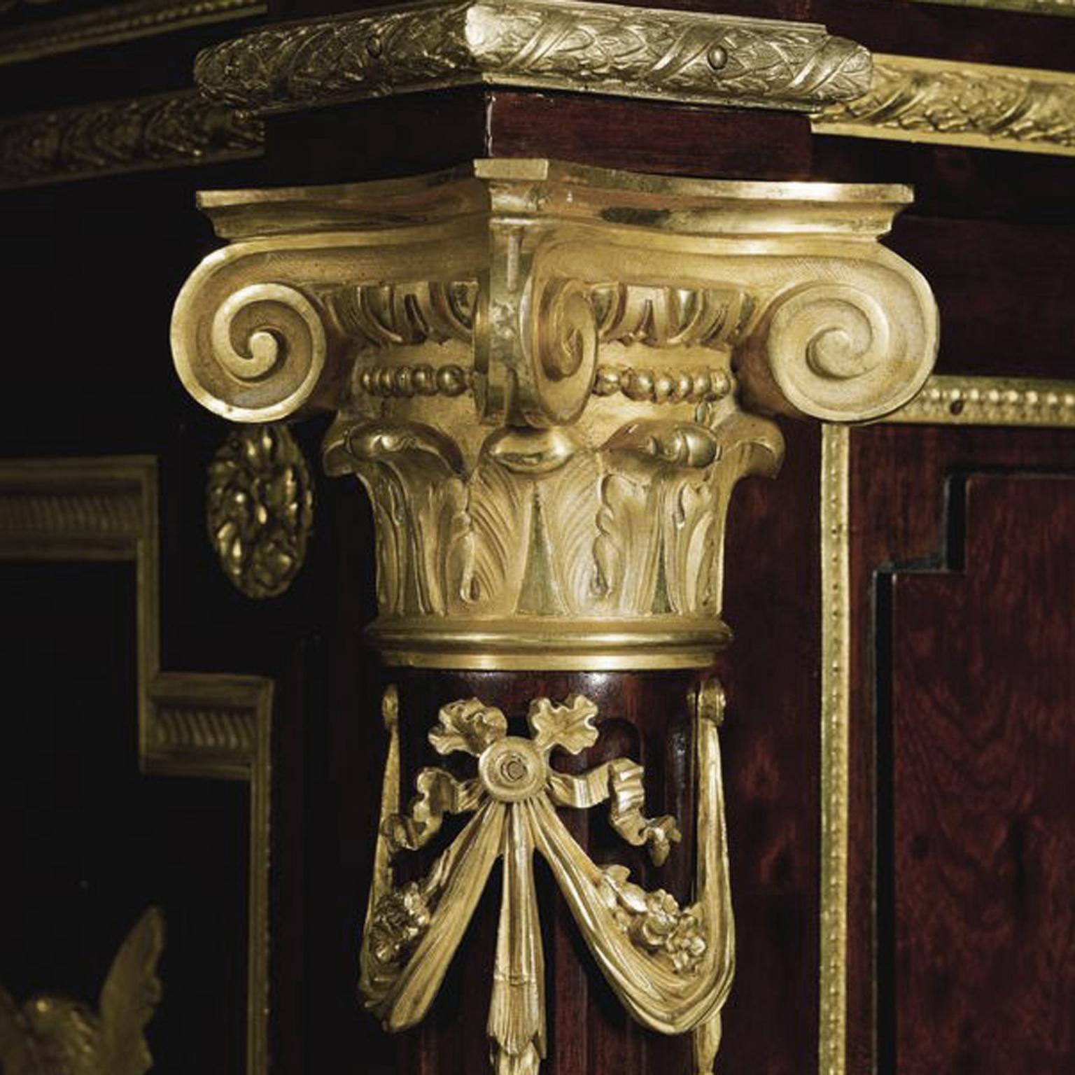 Français Bas d'Armoire de style Louis XVI en acajou à revêtement prune, vers 1880 en vente