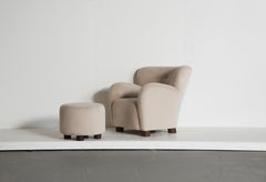 Una sedia / poltrona e un'ottomana rivestiti in pura alpaca avorio.