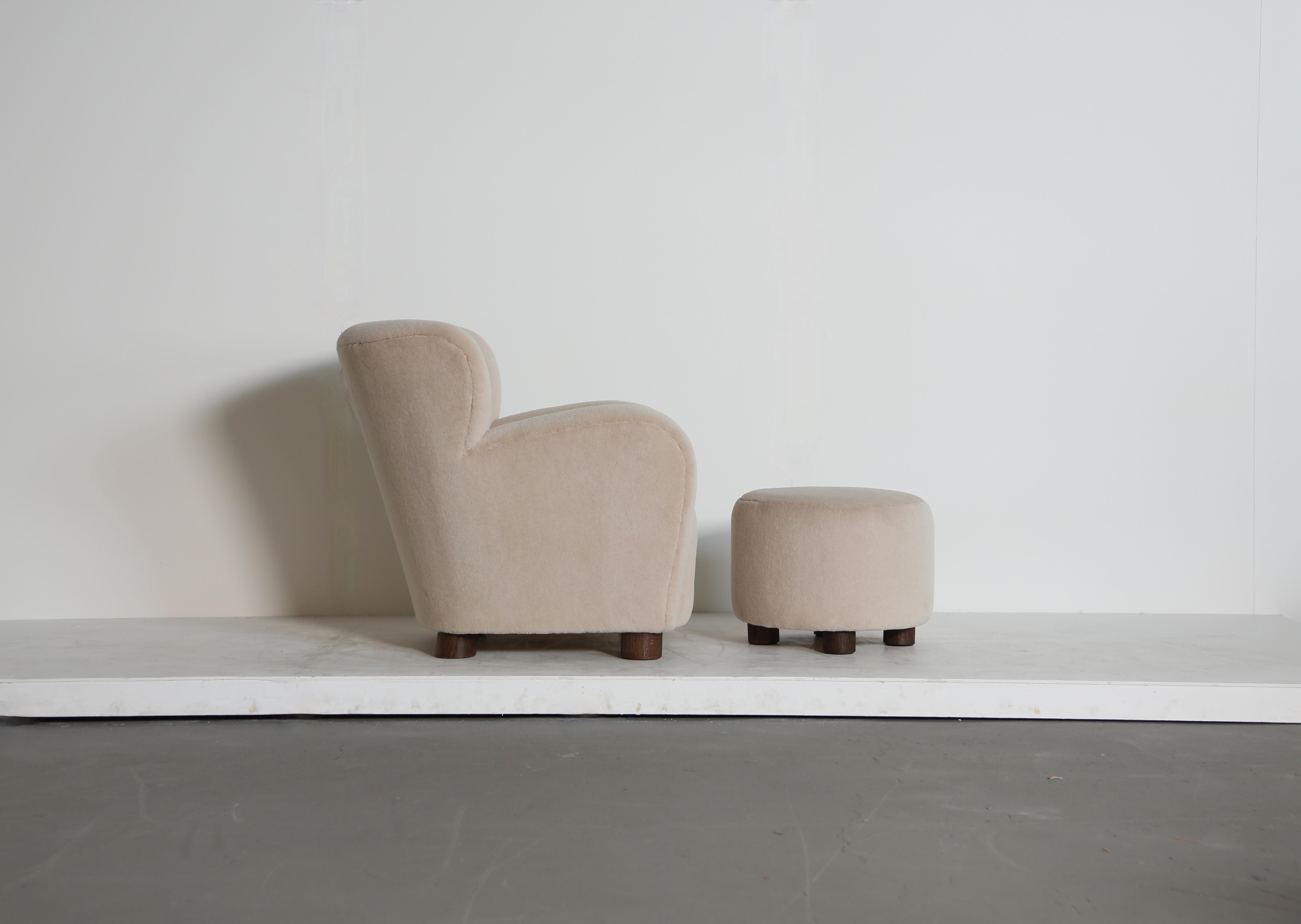A Lounge Chair / Armchair and Ottoman, Upholstered in Pure Ivory Alpaca In Good Condition For Sale In LEWES, GB