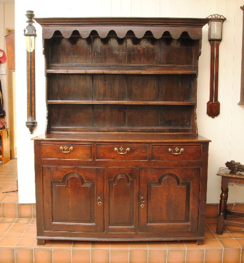 Georgian Lovely 18th Century Welsh Oak Dresser and Rack For Sale