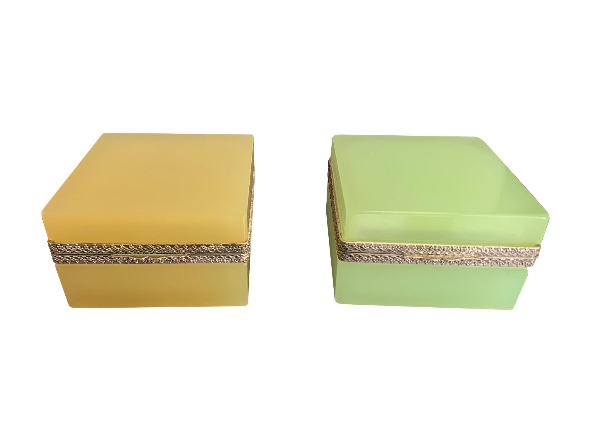 Italian Lovely 1950s Yellow Murano Glass Hinged Jewelry Box by Cendese