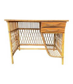 Precioso escritorio italiano de bambú tejido de los años 70, con dos cajones, de Bonacina