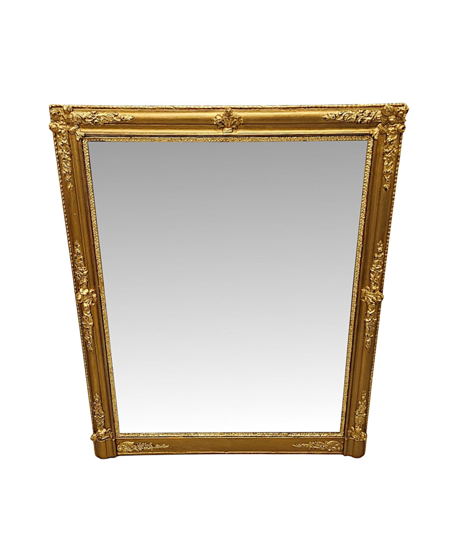 Un beau miroir à trumeau en bois doré du XIXe siècle, d'une qualité exceptionnelle et aux proportions soignées.  La plaque de verre miroir de forme rectangulaire est enchâssée dans un cadre en bois doré finement sculpté à la main, mouluré, cannelé