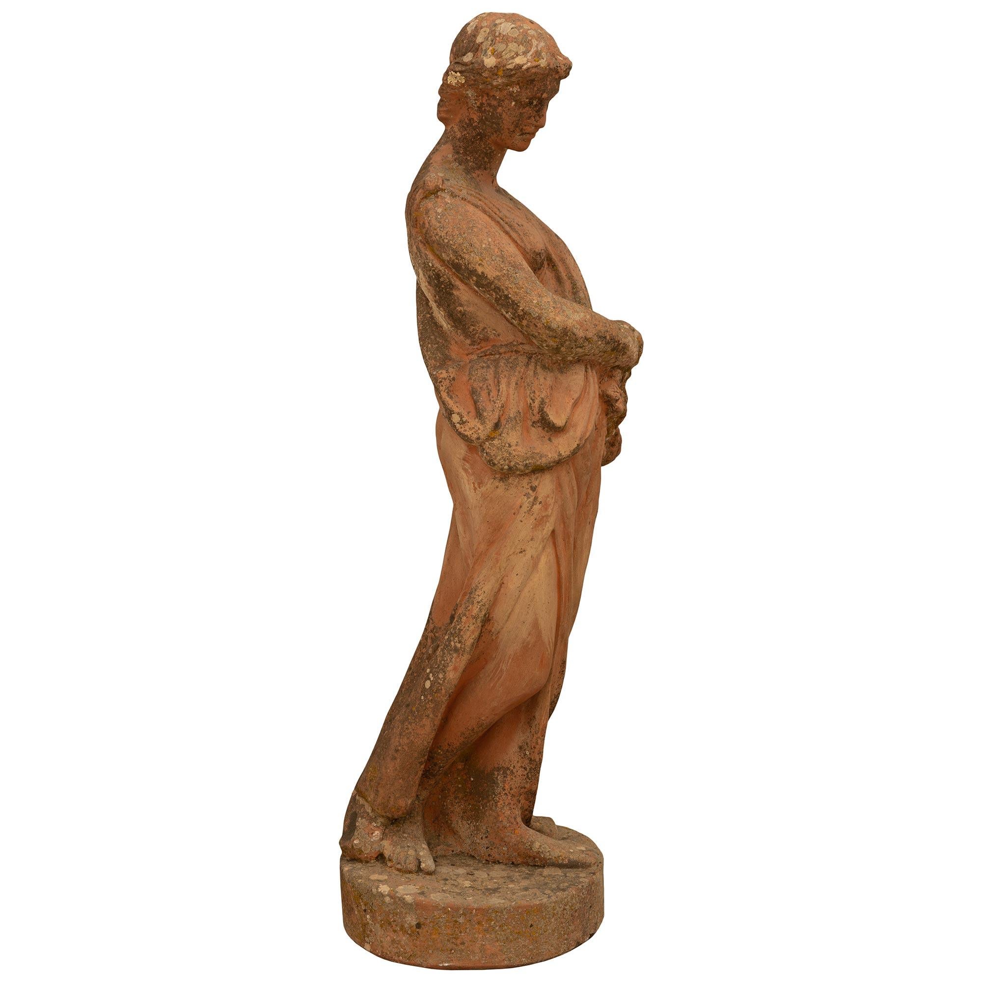 Un'incantevole e unica statua continentale in terracotta della metà del XIX secolo. In condizioni buone in vendita a West Palm Beach, FL