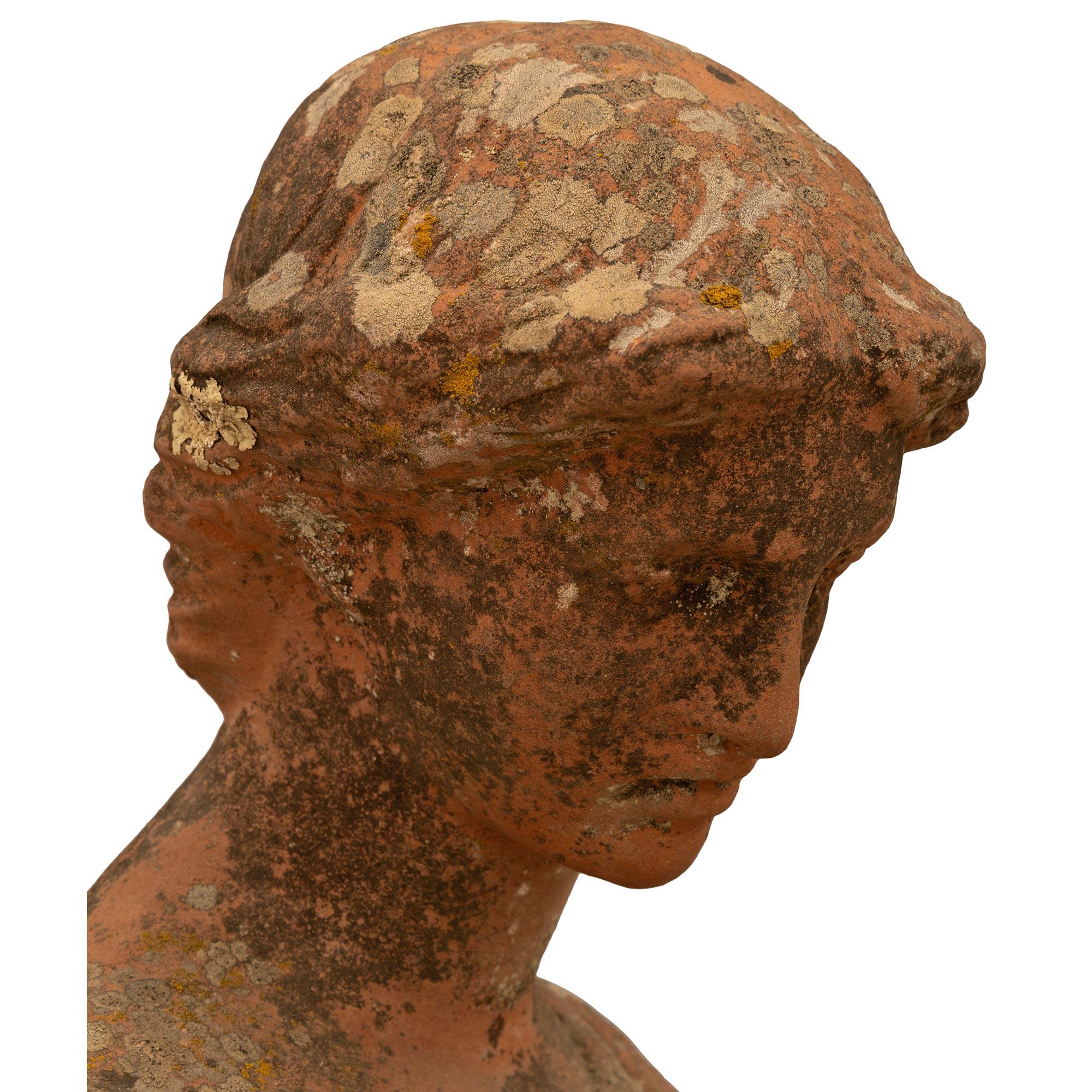 Terracotta Un'incantevole e unica statua continentale in terracotta della metà del XIX secolo. in vendita