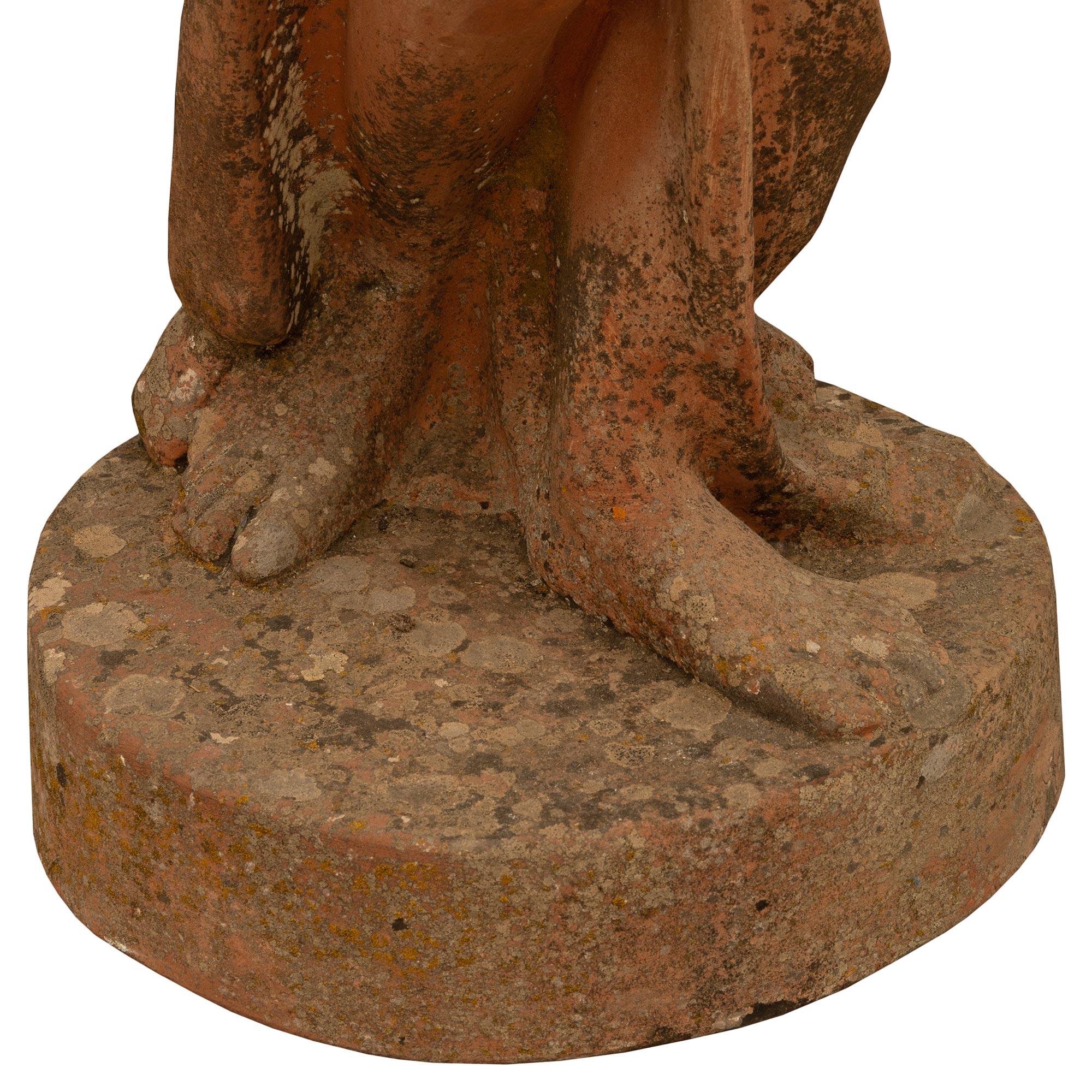 Un'incantevole e unica statua continentale in terracotta della metà del XIX secolo. in vendita 3