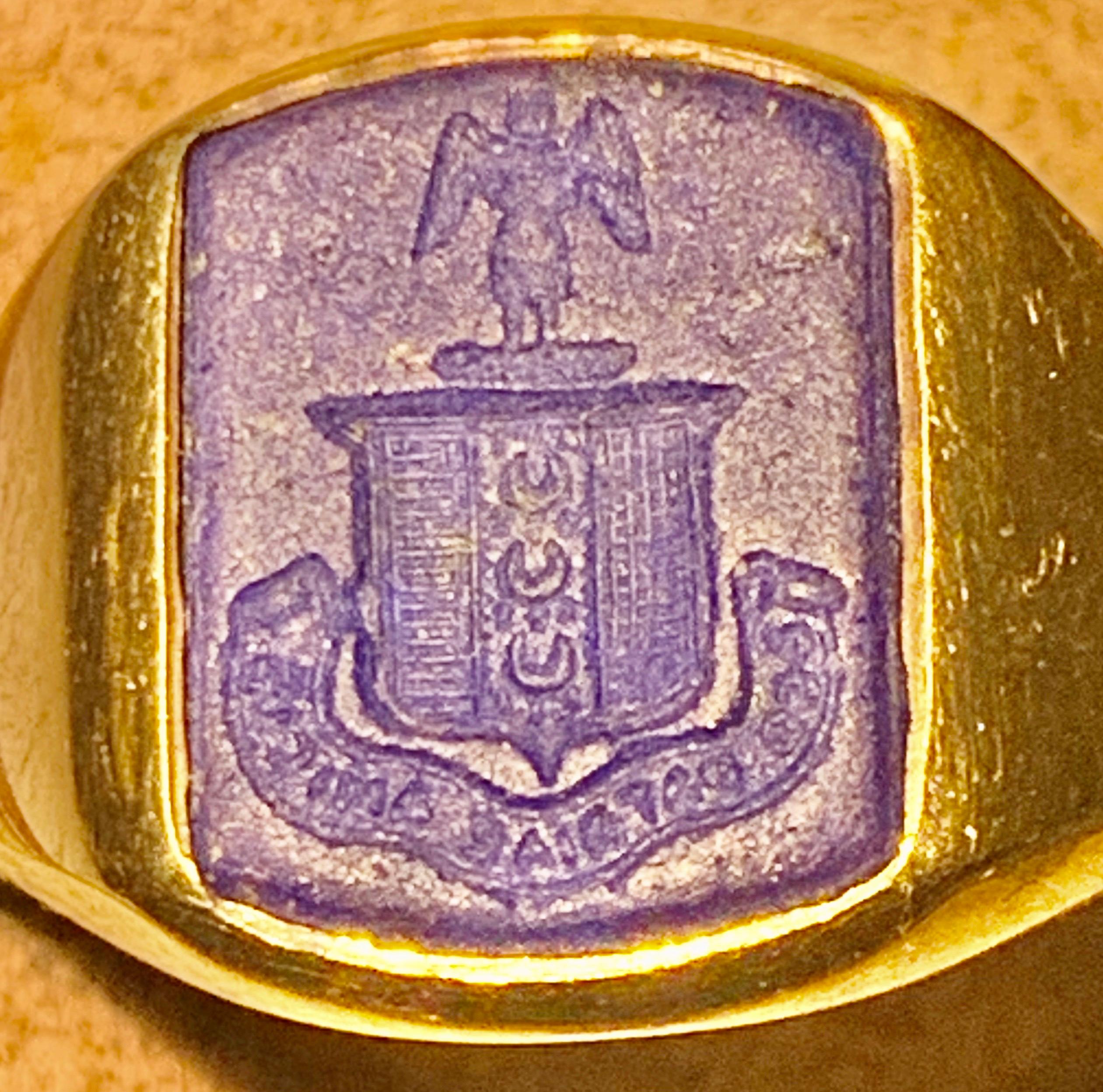 A Lovely Antique signet ring, set in 18K yellow gold.
Beautiful well-detailed crest, a nice unisex ring with plain shoulders, this features a lapis lazuli intaglio of an excellent purplish blue color with some fine golden inclusions of pyrite. The