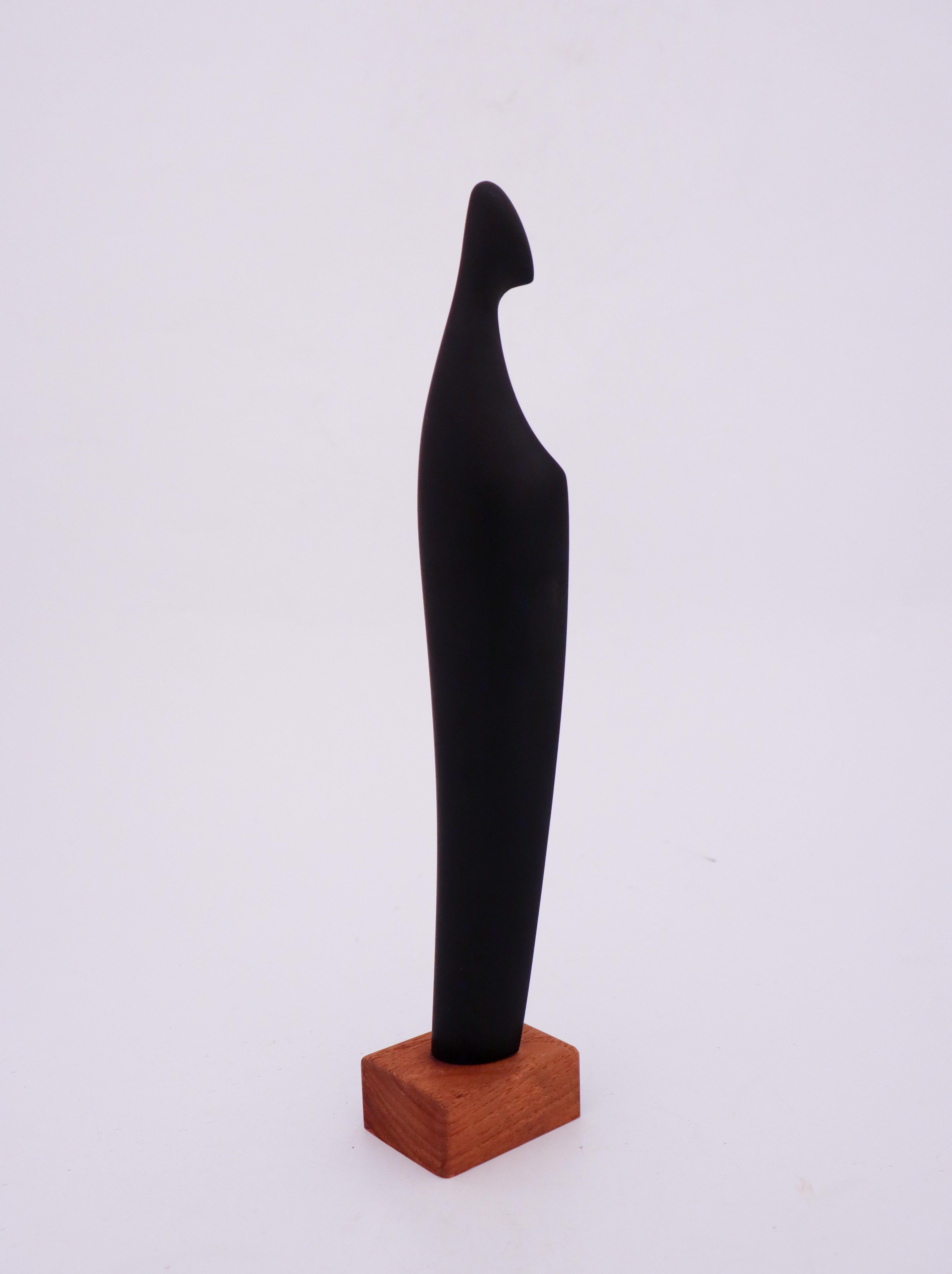 Scandinave moderne Ravissante sculpture abstraite noire vintage en bois Johnny Mattsson, milieu du siècle, Suède en vente