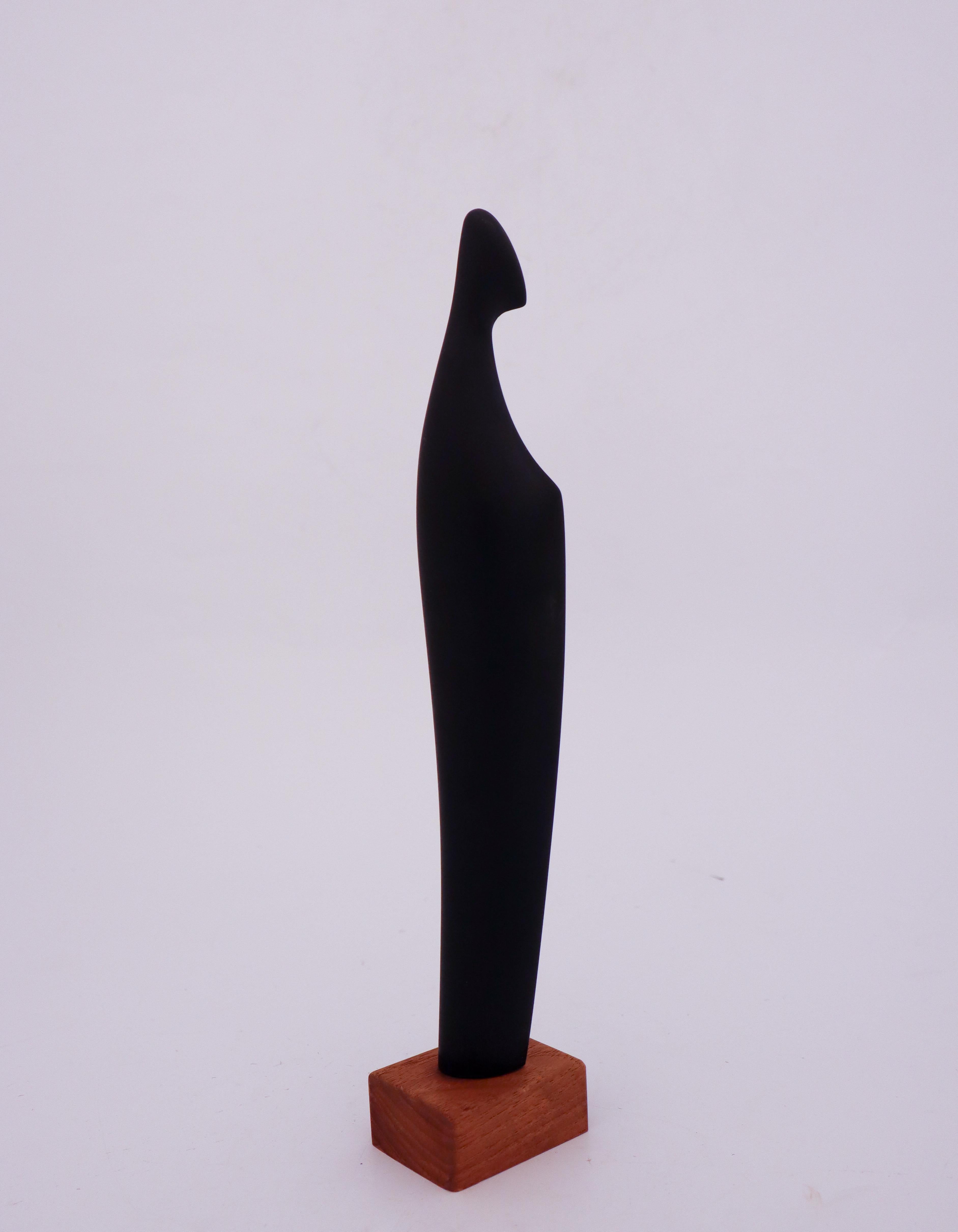Suédois Ravissante sculpture abstraite noire vintage en bois Johnny Mattsson, milieu du siècle, Suède en vente