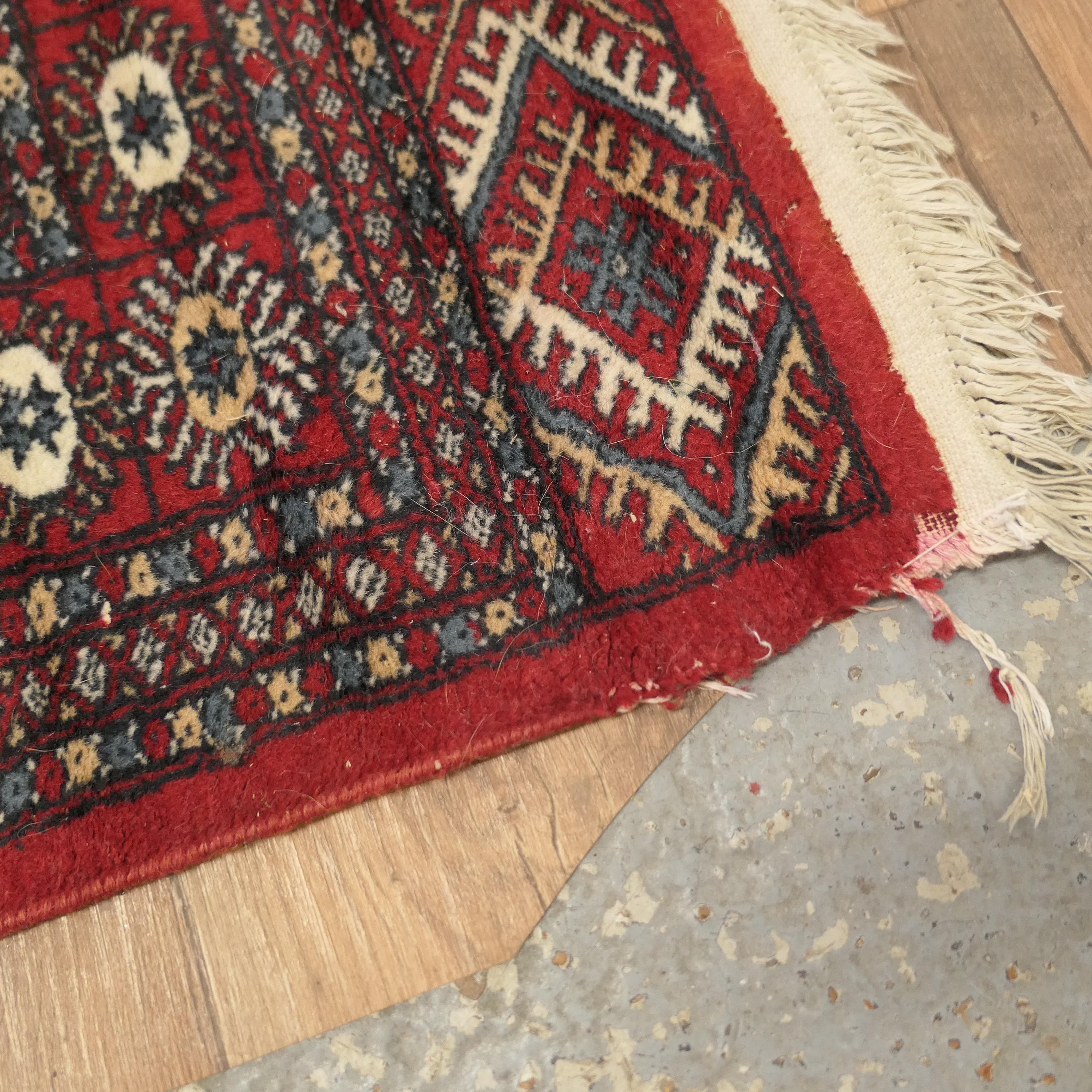 Schöner leuchtend roter Wollteppich  Der Teppich hat eine wunderbare, leuchtende Farbe   im Angebot 4