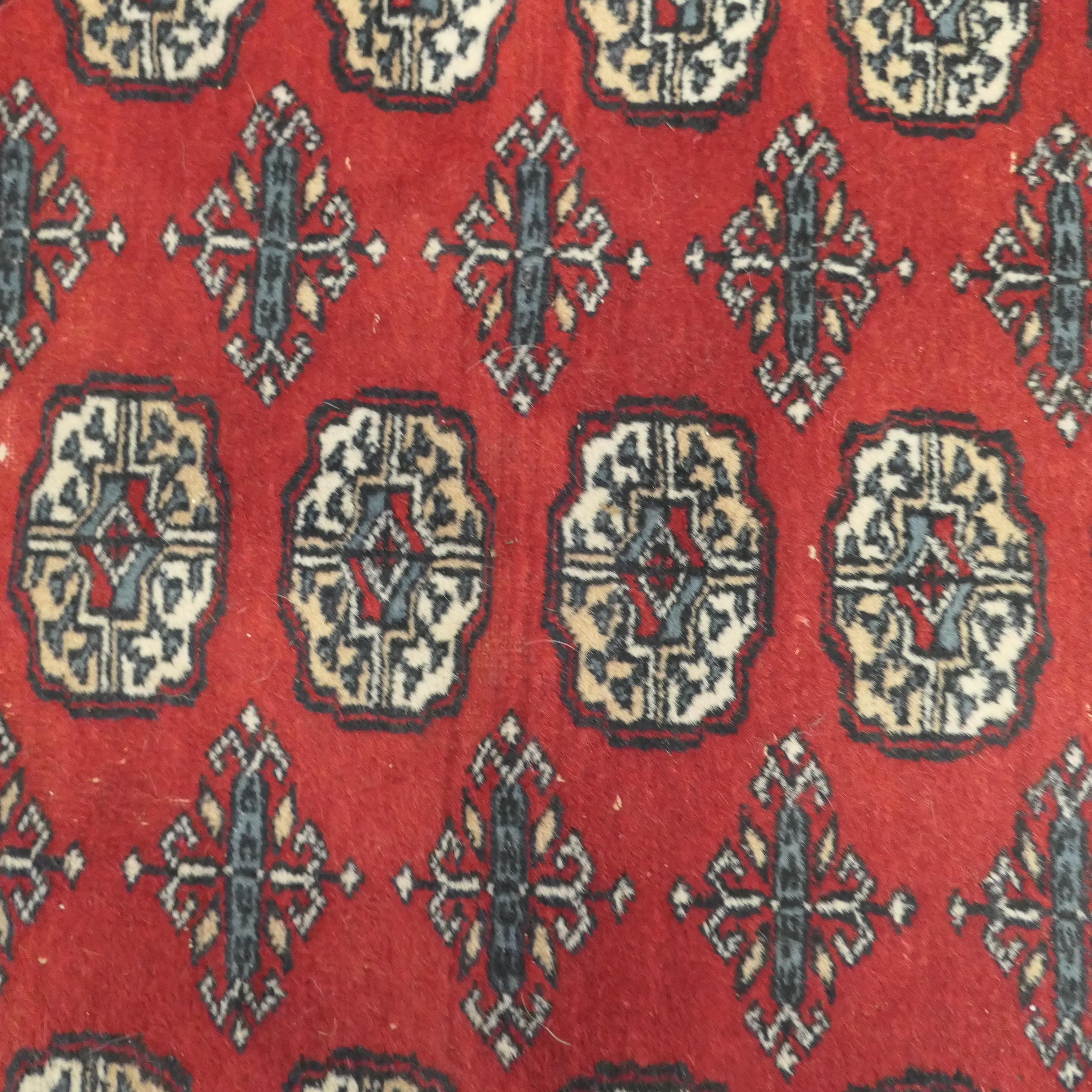 Schöner leuchtend roter Wollteppich  Der Teppich hat eine wunderbare, leuchtende Farbe   im Angebot 7