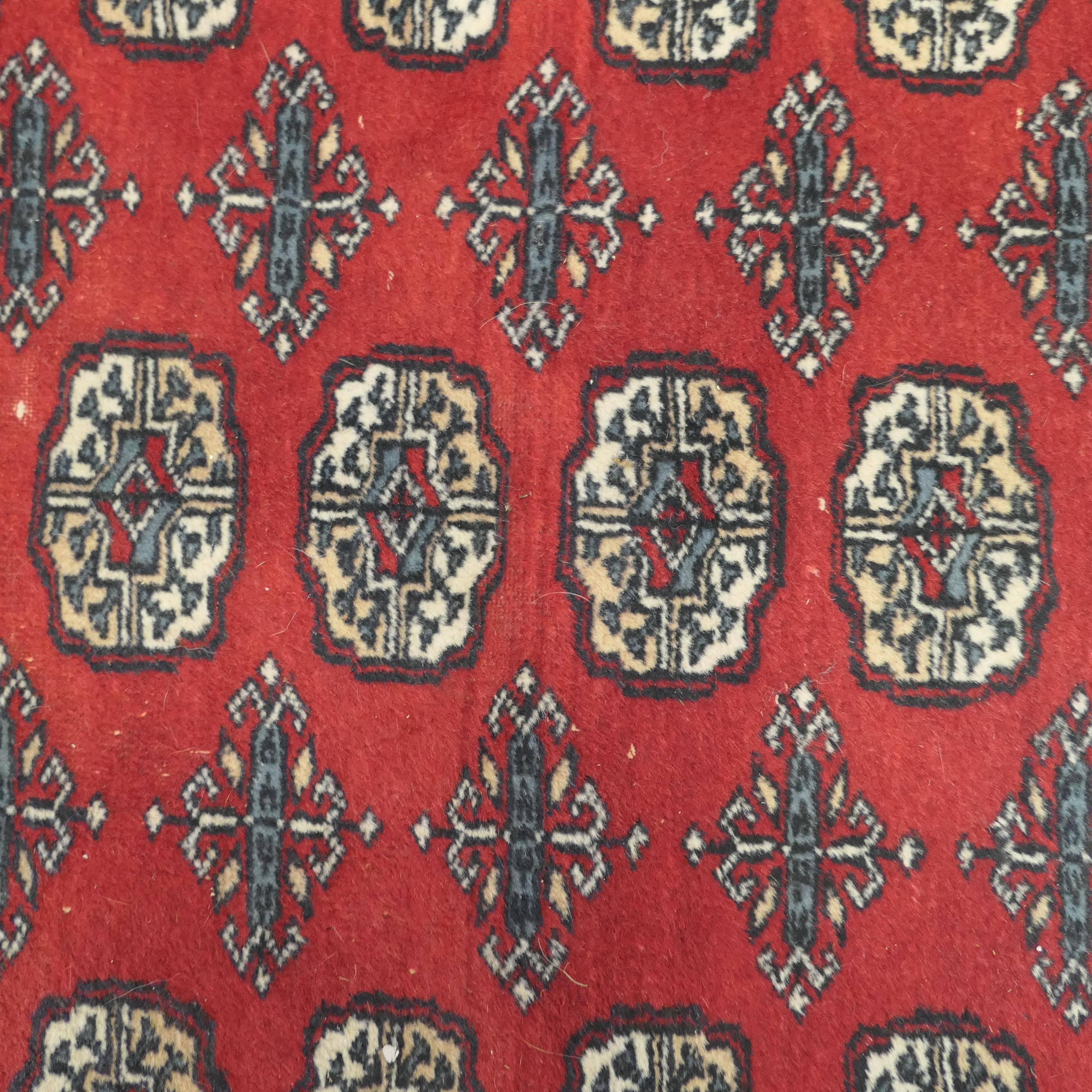 Schöner leuchtend roter Wollteppich  Der Teppich hat eine wunderbare, leuchtende Farbe   (Wolle) im Angebot