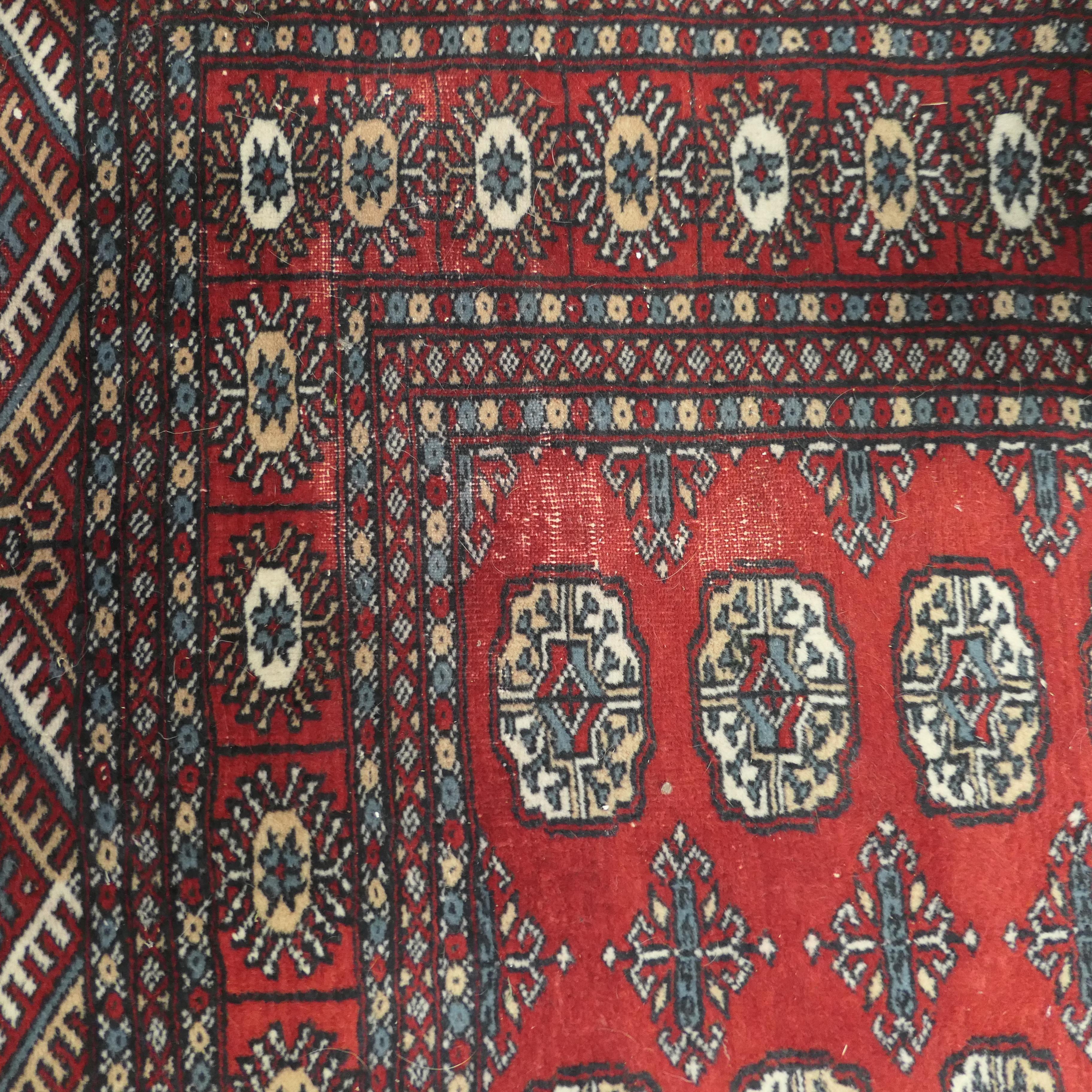 Schöner leuchtend roter Wollteppich  Der Teppich hat eine wunderbare, leuchtende Farbe   im Angebot 1