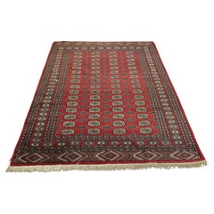 Magnifique tapis en laine rouge vif  Le tapis est d'une merveilleuse couleur vive  