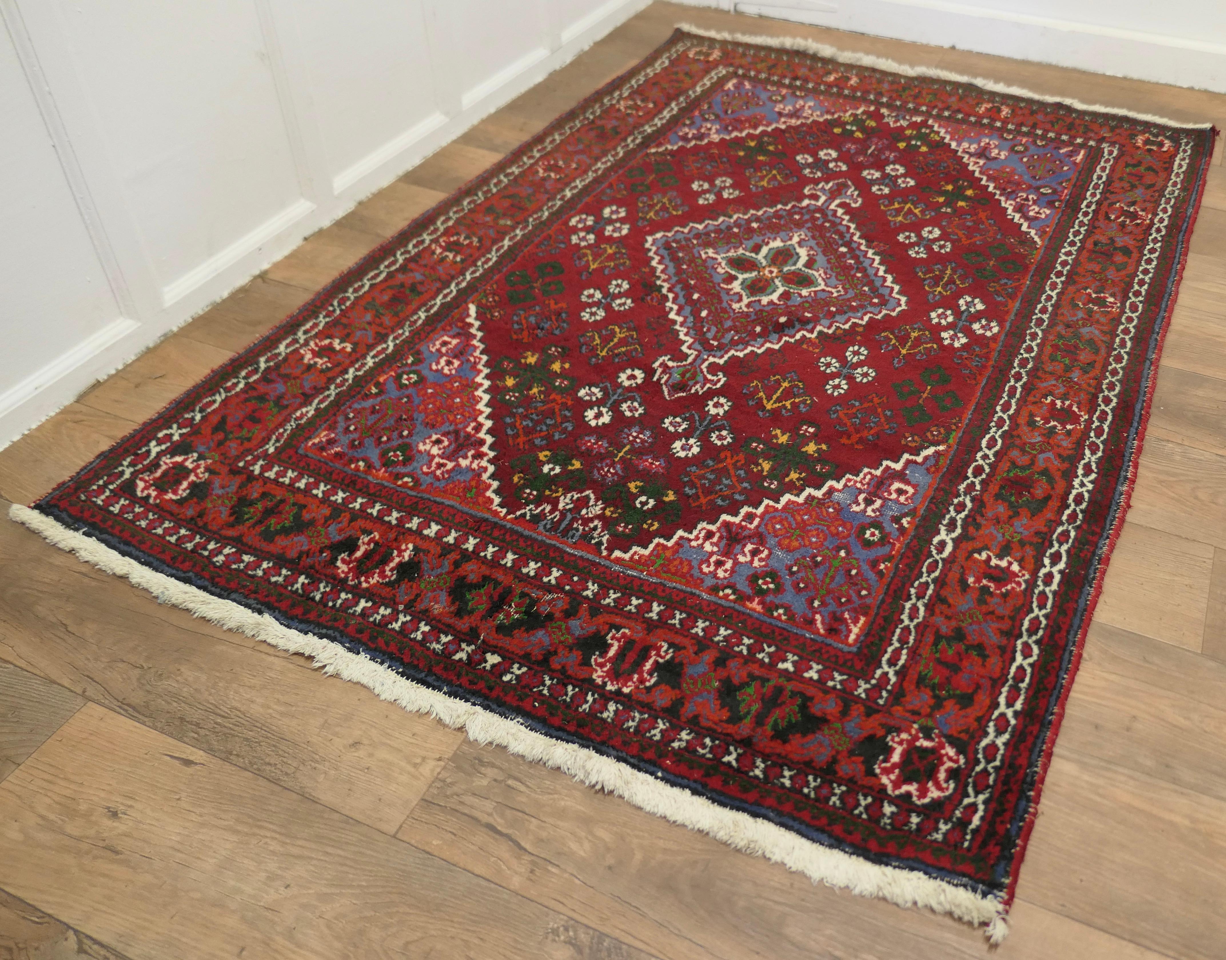 Islamique Ravissant tapis de laine rouge vif, motif arbre de vie en vente
