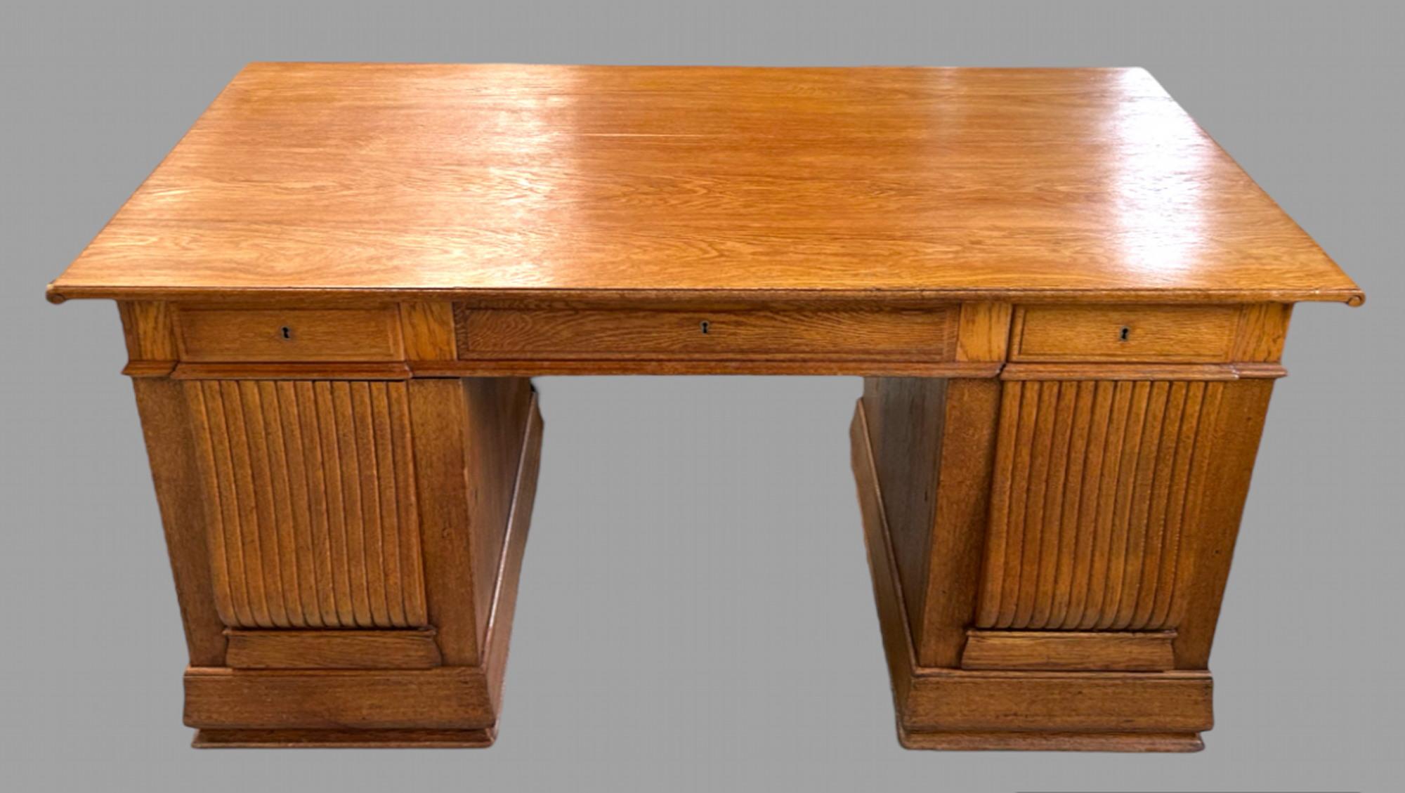 A Superb Good Sized Danish Oak Desk mit einem großen mittleren Schublade mit zwei kleineren auf jeder Seite. Unter den beiden kleineren Schubladen befinden sich Schränke mit Schlössern, die links vier Ausziehfächer und rechts ein weiteres größeres