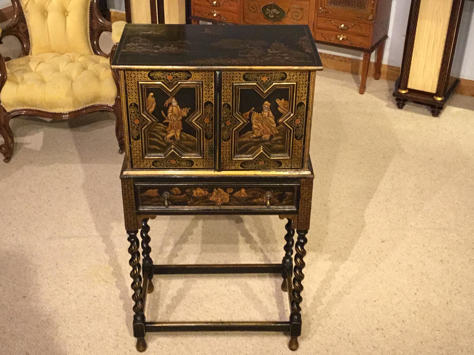 Lovely Edwardian Period Chinoiserie Lacquered Cabinet on Stand In Excellent Condition In Darwen, GB