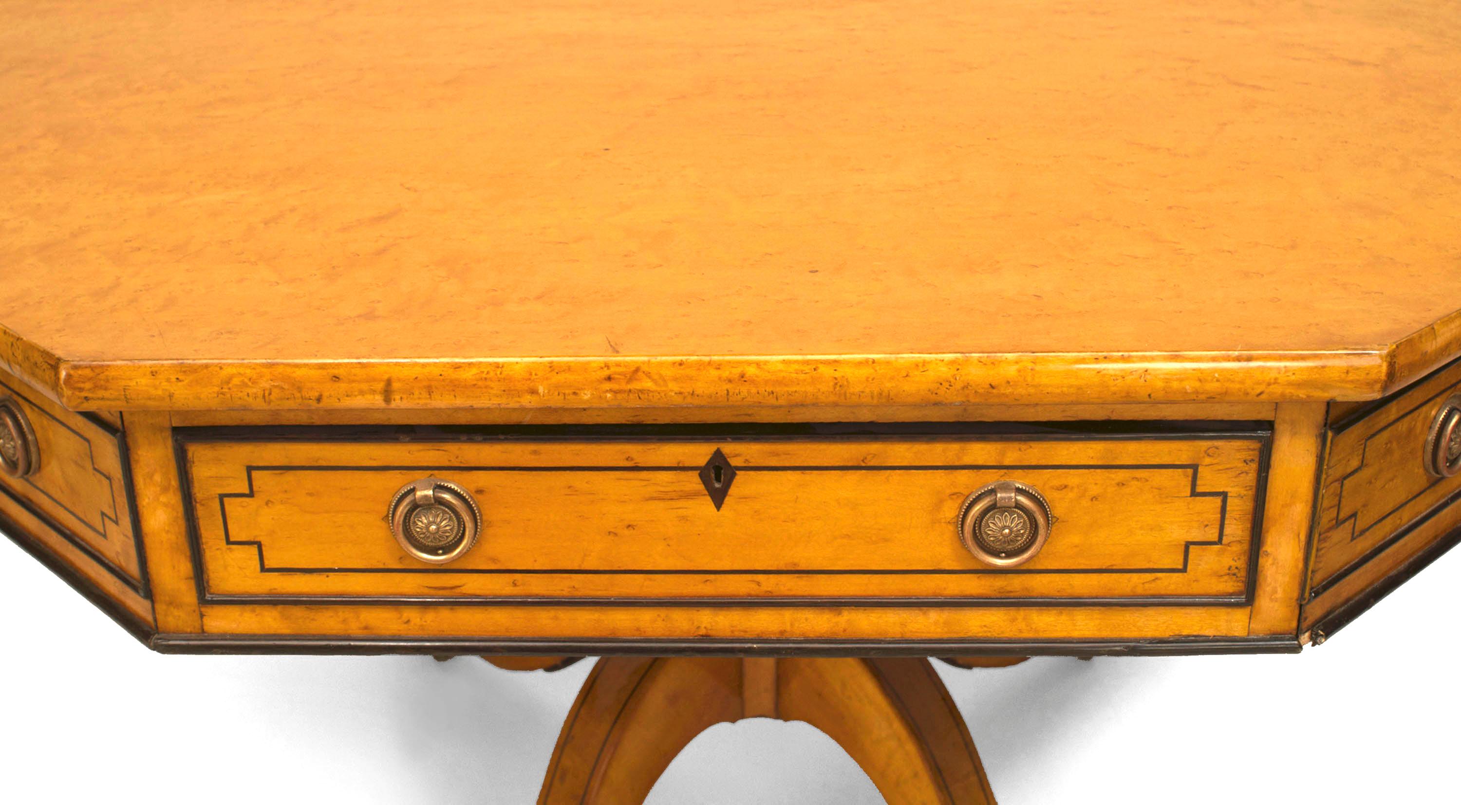 Regency Table centrale en érable de style Régence anglaise en vente