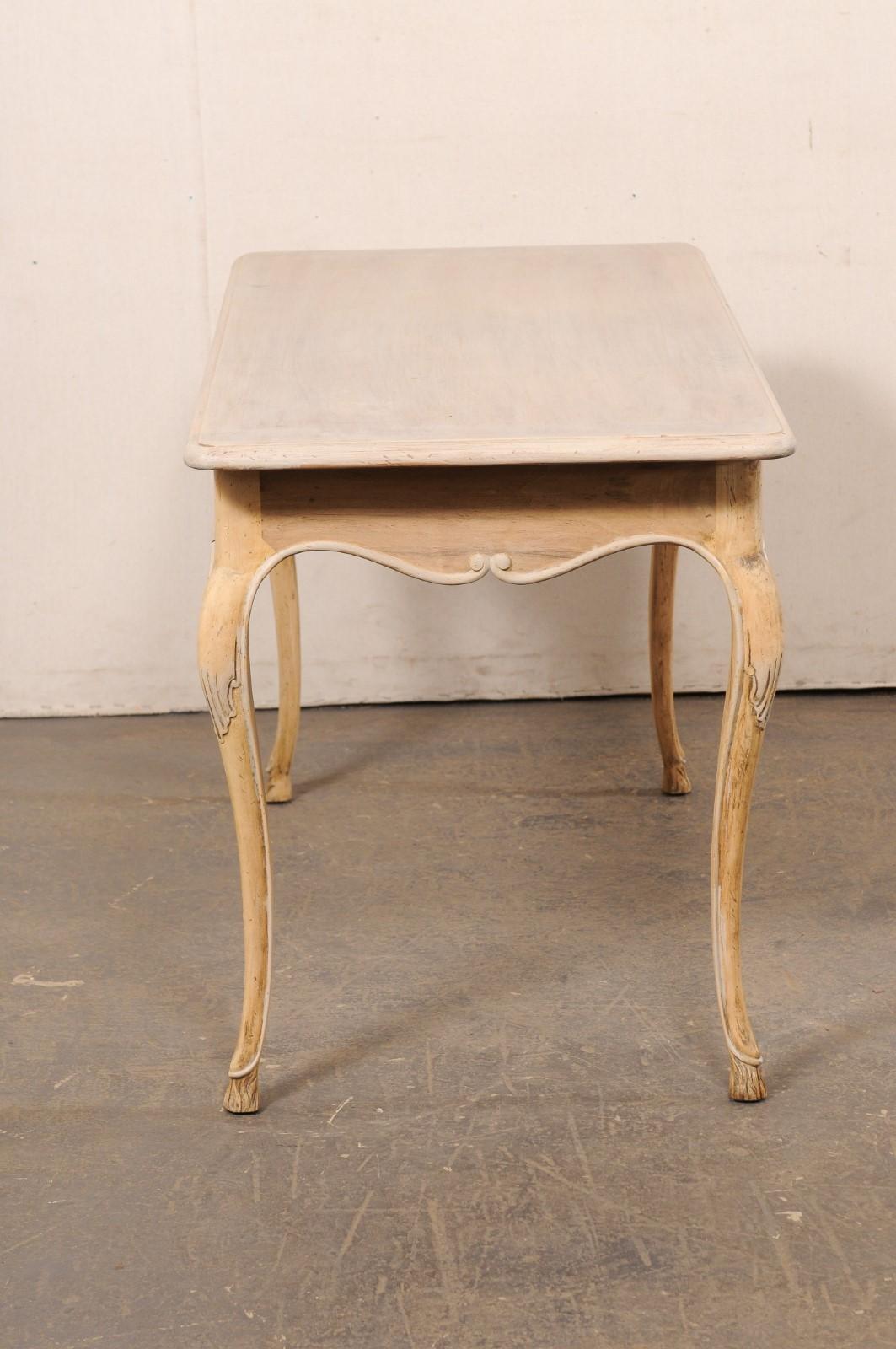 Ein hübscher französischer Schreibtisch mit Schürze und Sonnenblumenmotiv im Angebot 4