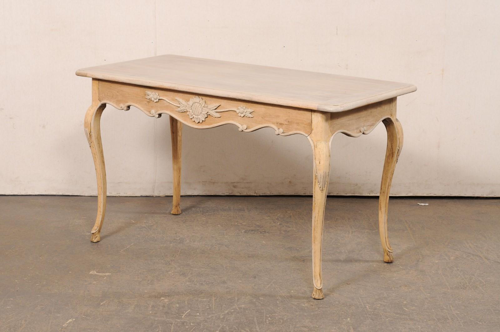 Ein hübscher französischer Schreibtisch mit Schürze und Sonnenblumenmotiv im Angebot 5