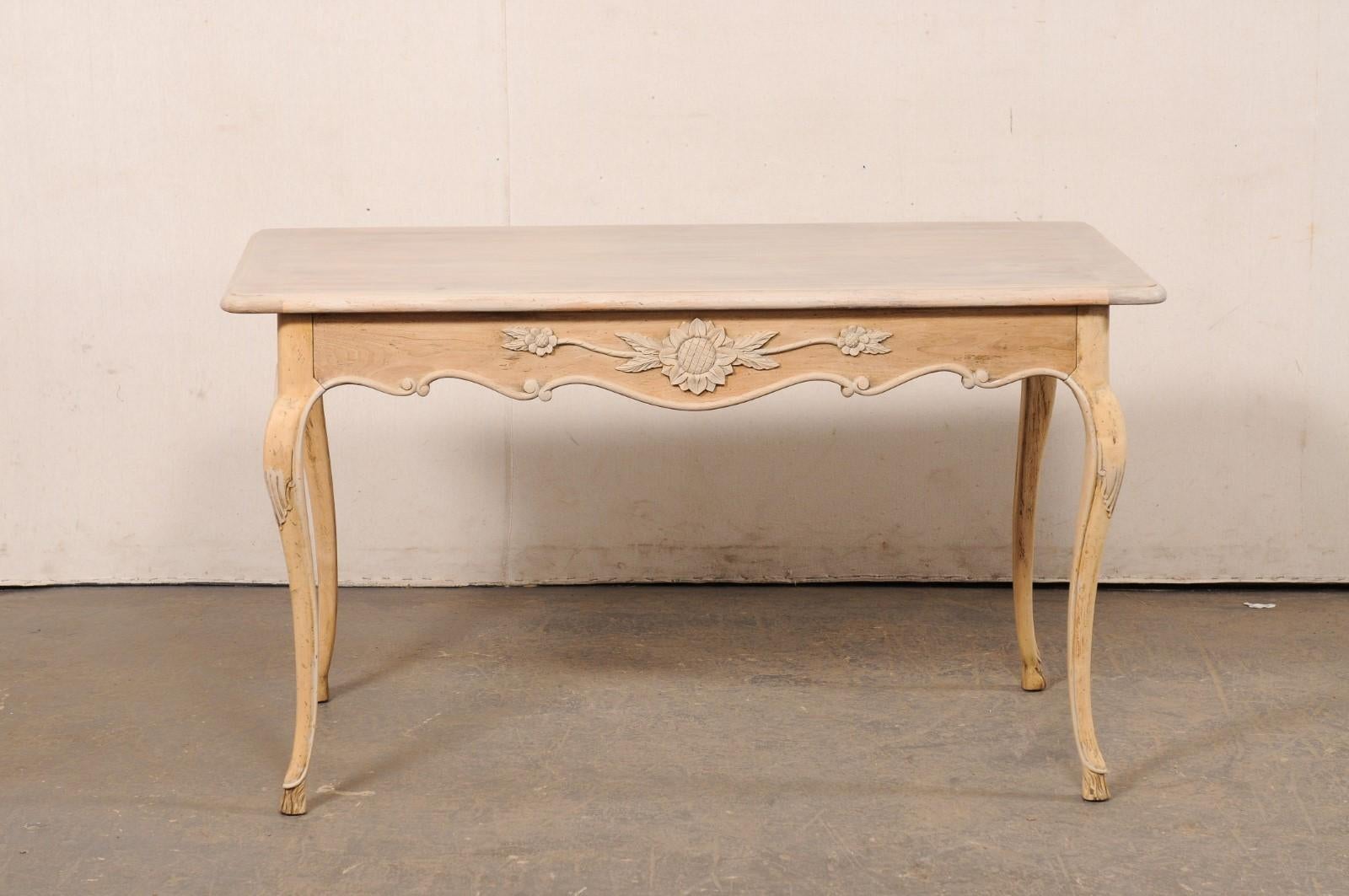 Ein hübscher französischer Schreibtisch mit Schürze und Sonnenblumenmotiv im Angebot 6