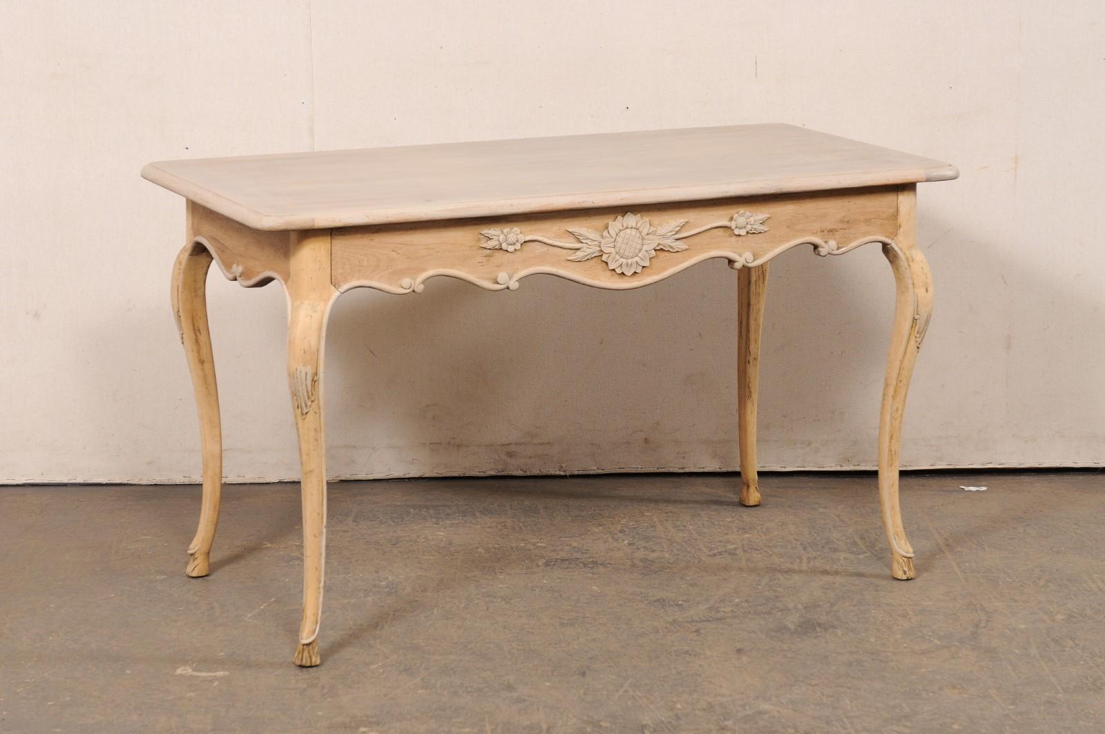 Ein französischer Schreibtisch aus gebleichtem und bemaltem Holz mit Schublade, vom Möbelhersteller Auffray & Co. aus der Mitte des 20. Diese Mitte des Jahrhunderts Tisch aus Frankreich verfügt über eine insgesamt rechteckig geformte Platte mit