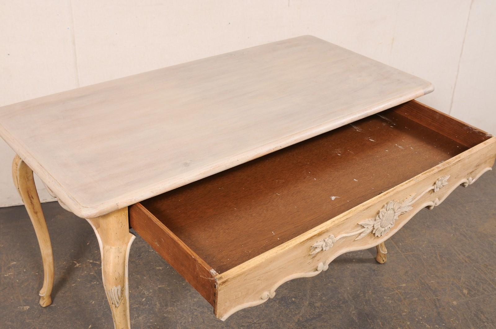 Ein hübscher französischer Schreibtisch mit Schürze und Sonnenblumenmotiv (Französisch) im Angebot