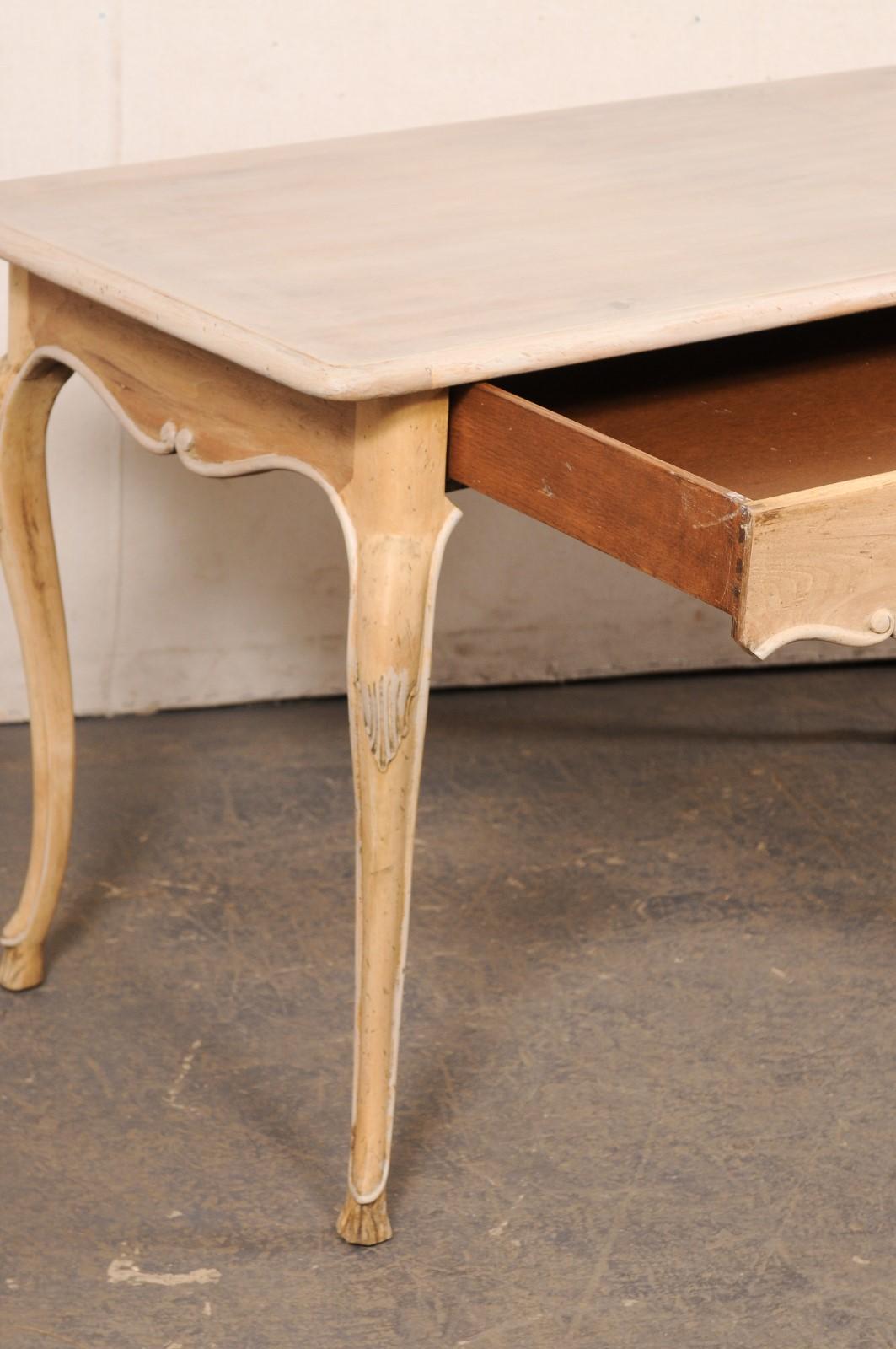 Ein hübscher französischer Schreibtisch mit Schürze und Sonnenblumenmotiv (20. Jahrhundert) im Angebot