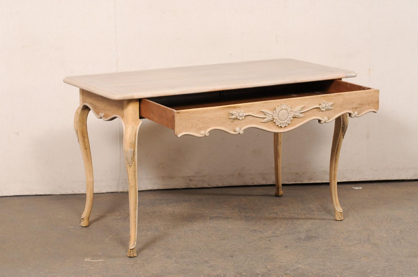 Ein hübscher französischer Schreibtisch mit Schürze und Sonnenblumenmotiv (Holz) im Angebot