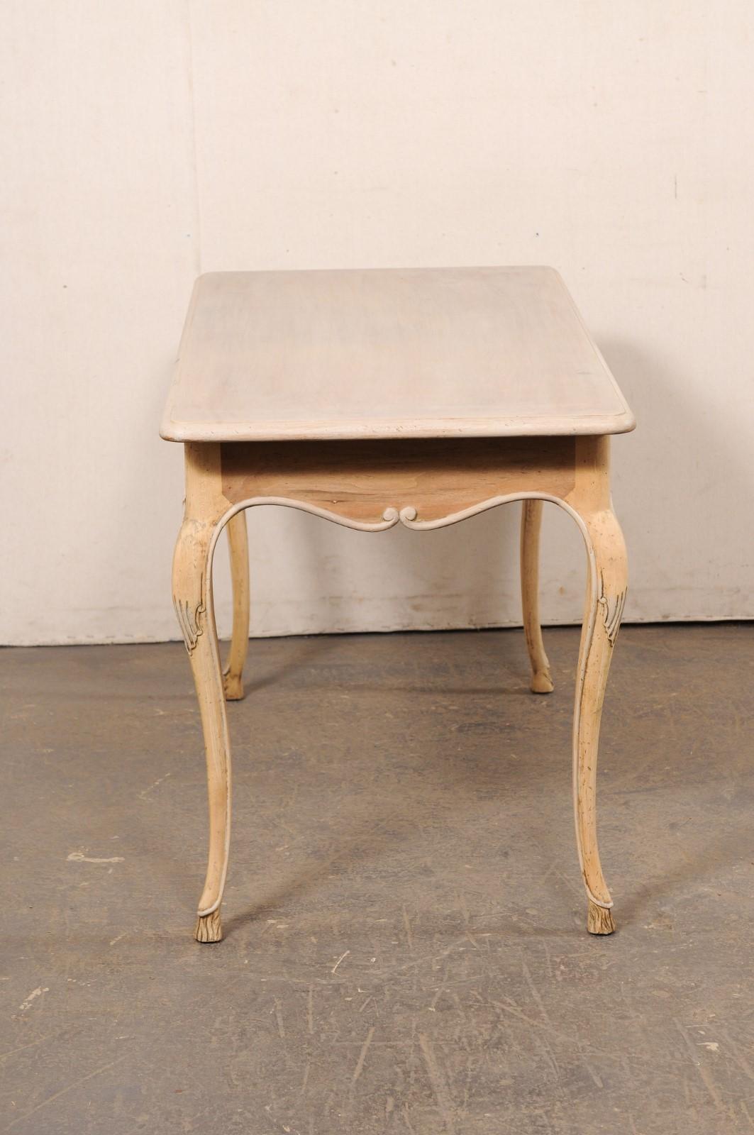 Ein hübscher französischer Schreibtisch mit Schürze und Sonnenblumenmotiv im Angebot 1