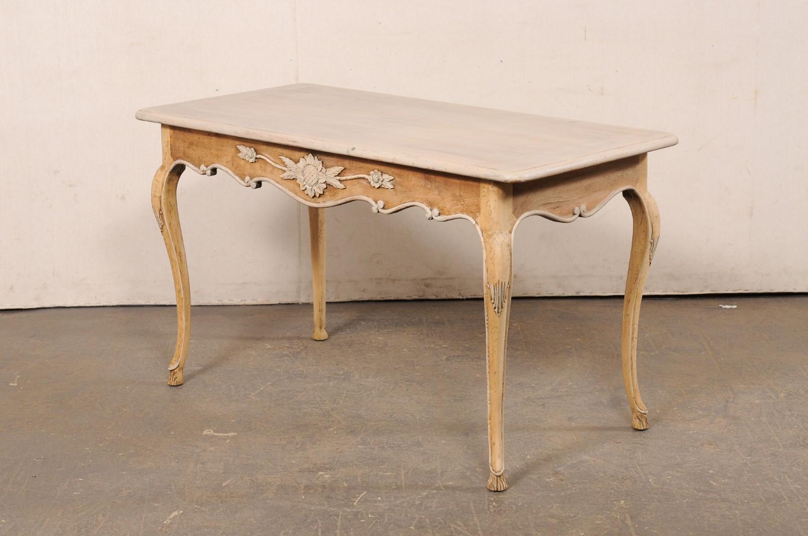 Ein hübscher französischer Schreibtisch mit Schürze und Sonnenblumenmotiv im Angebot 2