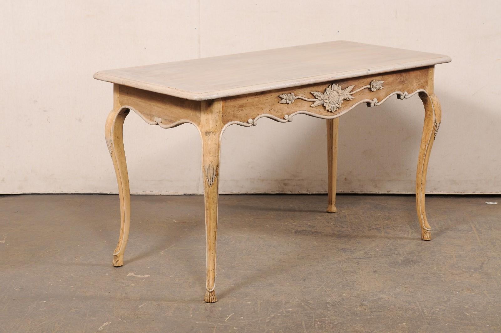 Ein hübscher französischer Schreibtisch mit Schürze und Sonnenblumenmotiv im Angebot 3