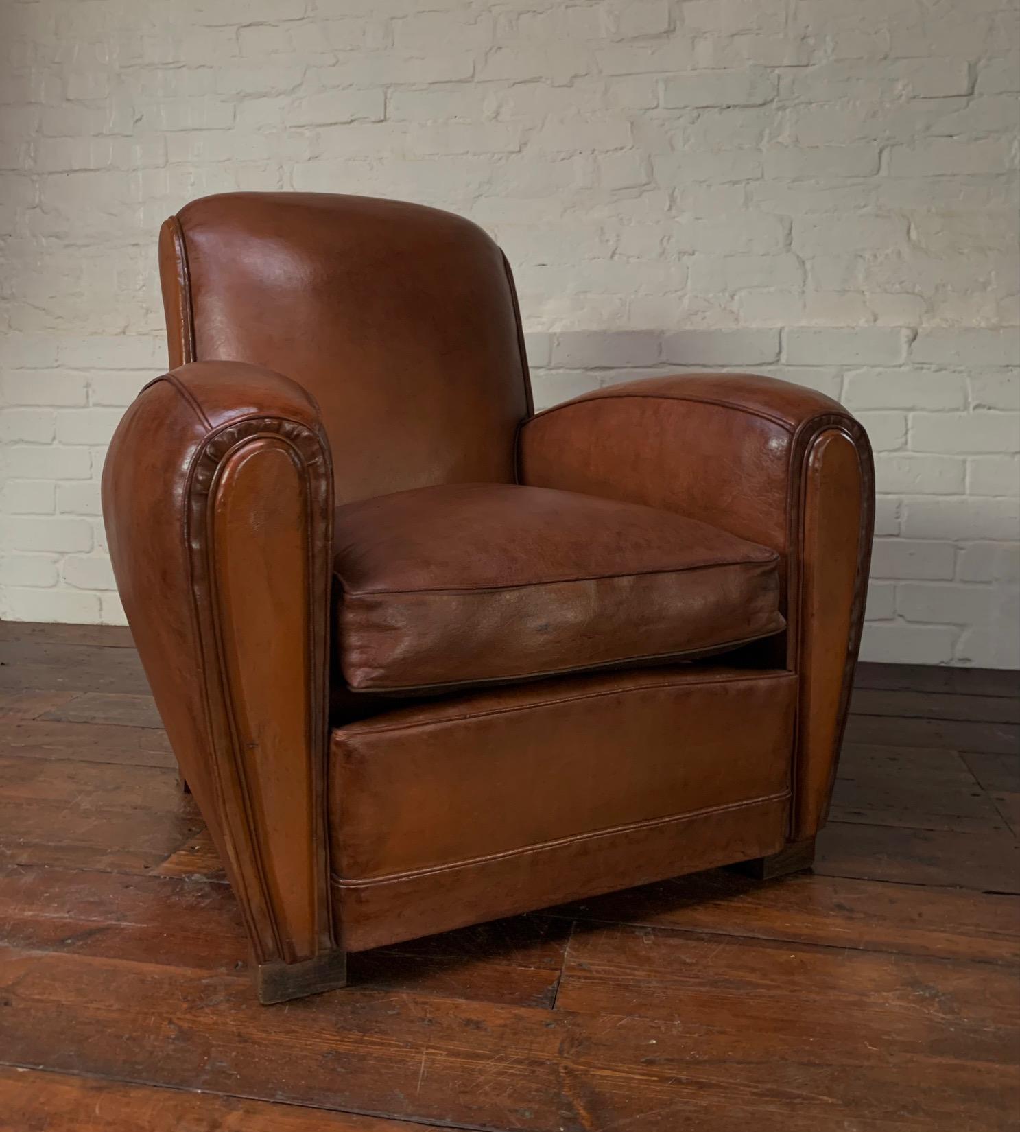 This lovely and classic single chair is in a beautiful and original condition. The leather colour is best described as toffee, with areas of chestnut. The condition is as good as it gets, with no rips or previous repairs. This chair has been very