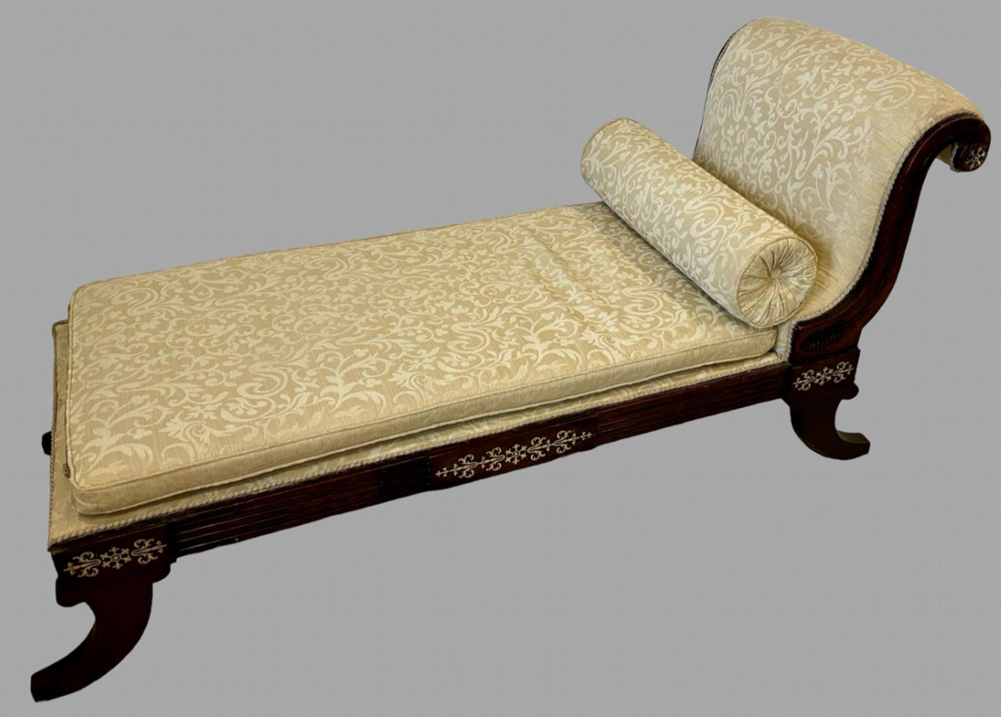 Un fabuleux lit de jour/chaise Regency qui a été restauré avec amour avec des incrustations de laiton plus tardives sur la face avant. Cette pièce en chêne a été entièrement traitée contre les vers du bois, polie et recouverte d'un damas de soie