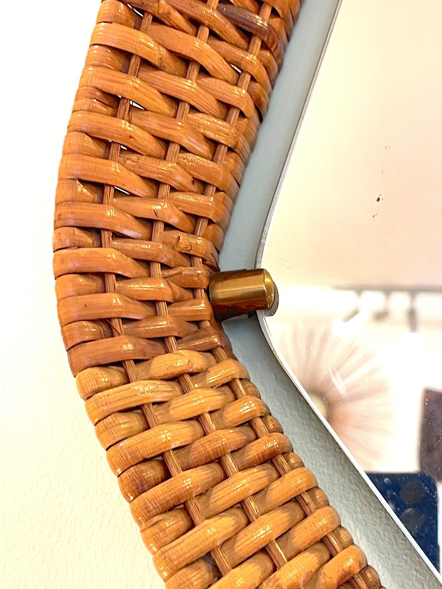 Un delizioso specchio italiano degli anni '50 con cornice in rattan e ottone e cinghia di cuoio per appenderlo in vendita 3