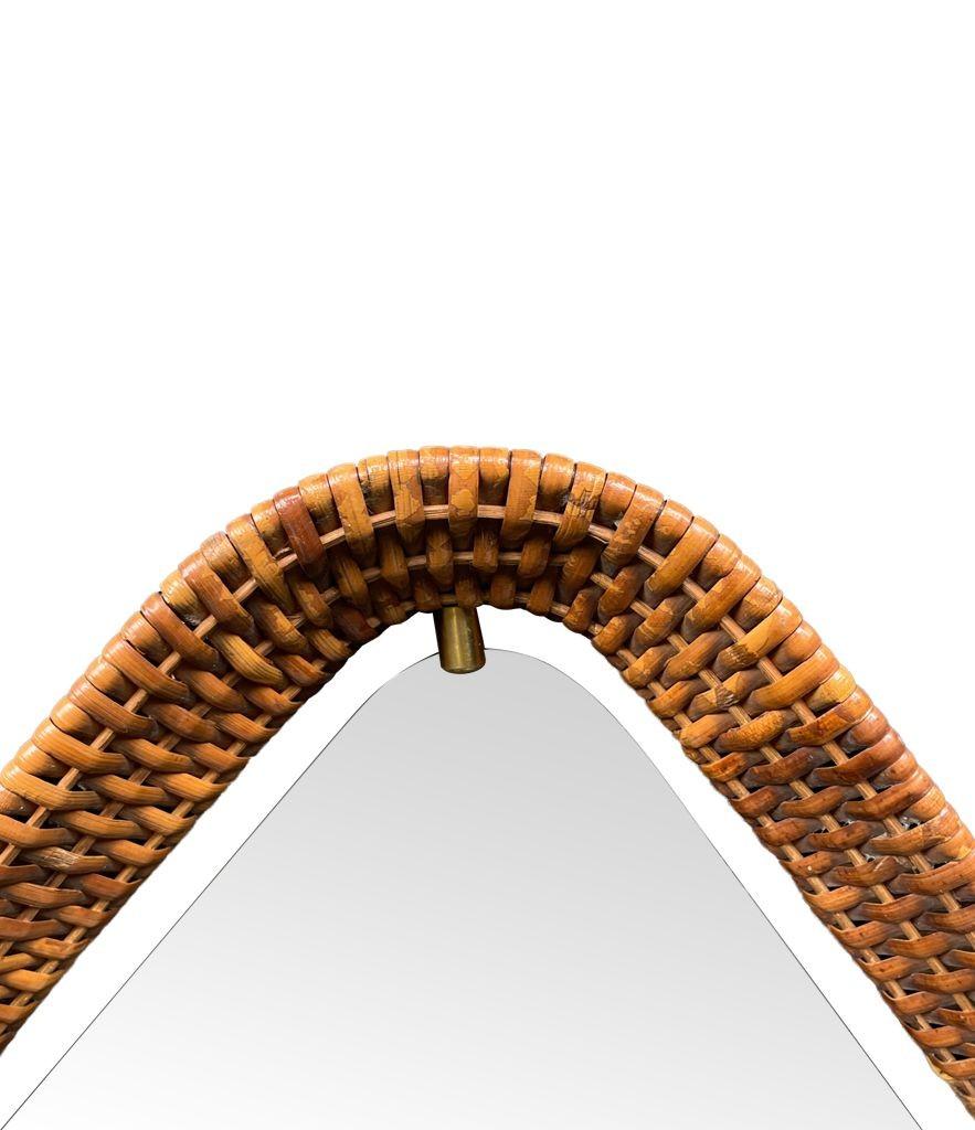 Un delizioso specchio italiano degli anni '50 con cornice in rattan e ottone e cinghia di cuoio per appenderlo in vendita 5